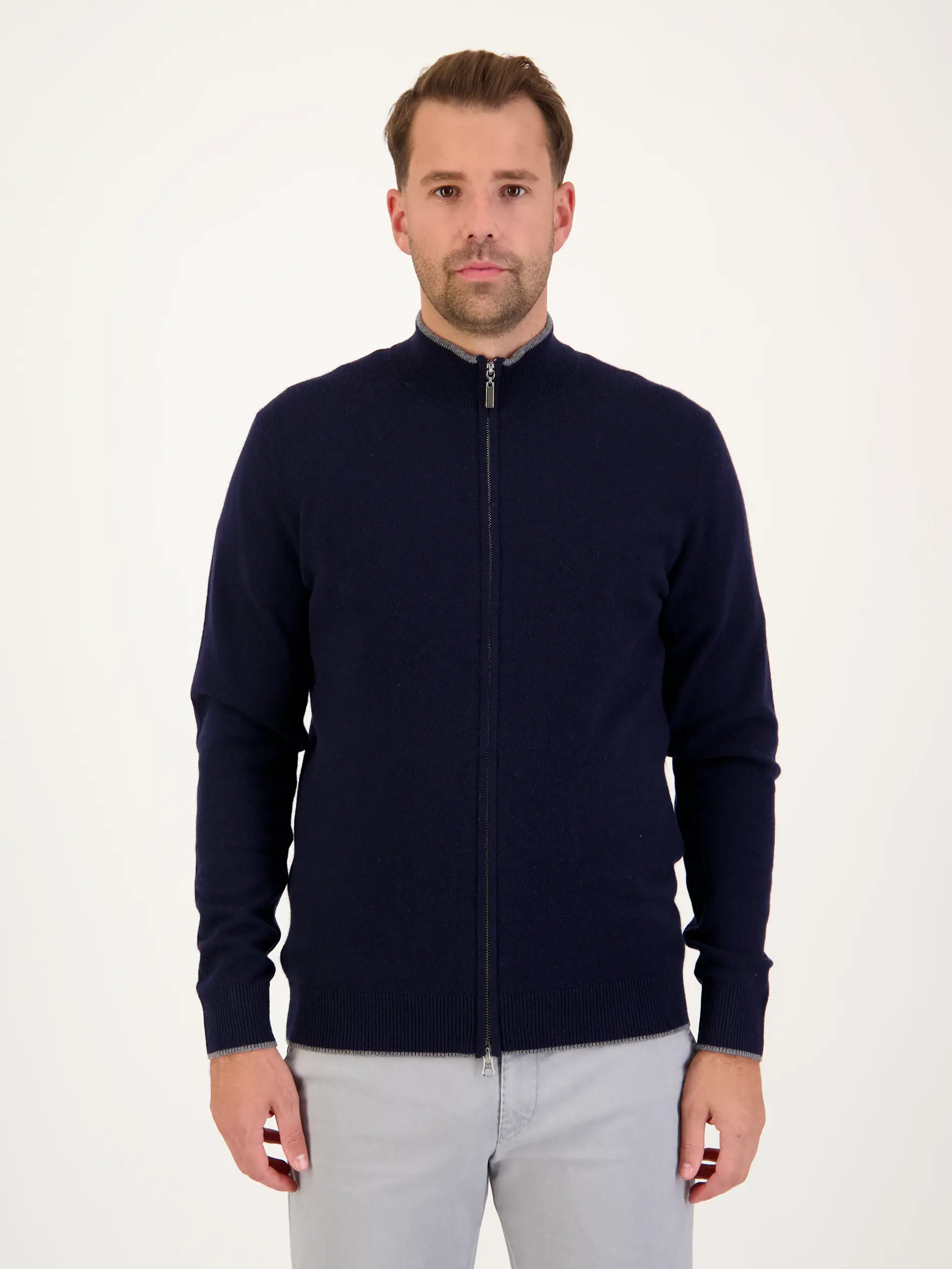 Strickjacke 'Cefalu' aus Merinowoll-Mix - Artikel Vorderseite getragen von einem Modell - Farbe: Blau