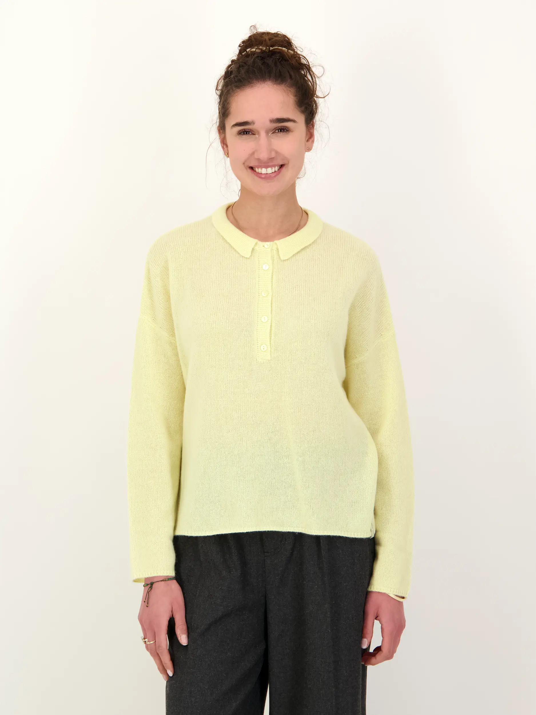 Pullover aus Kaschmir Mix - Artikel Vorderseite getragen von einem Modell - Farbe: Gelb