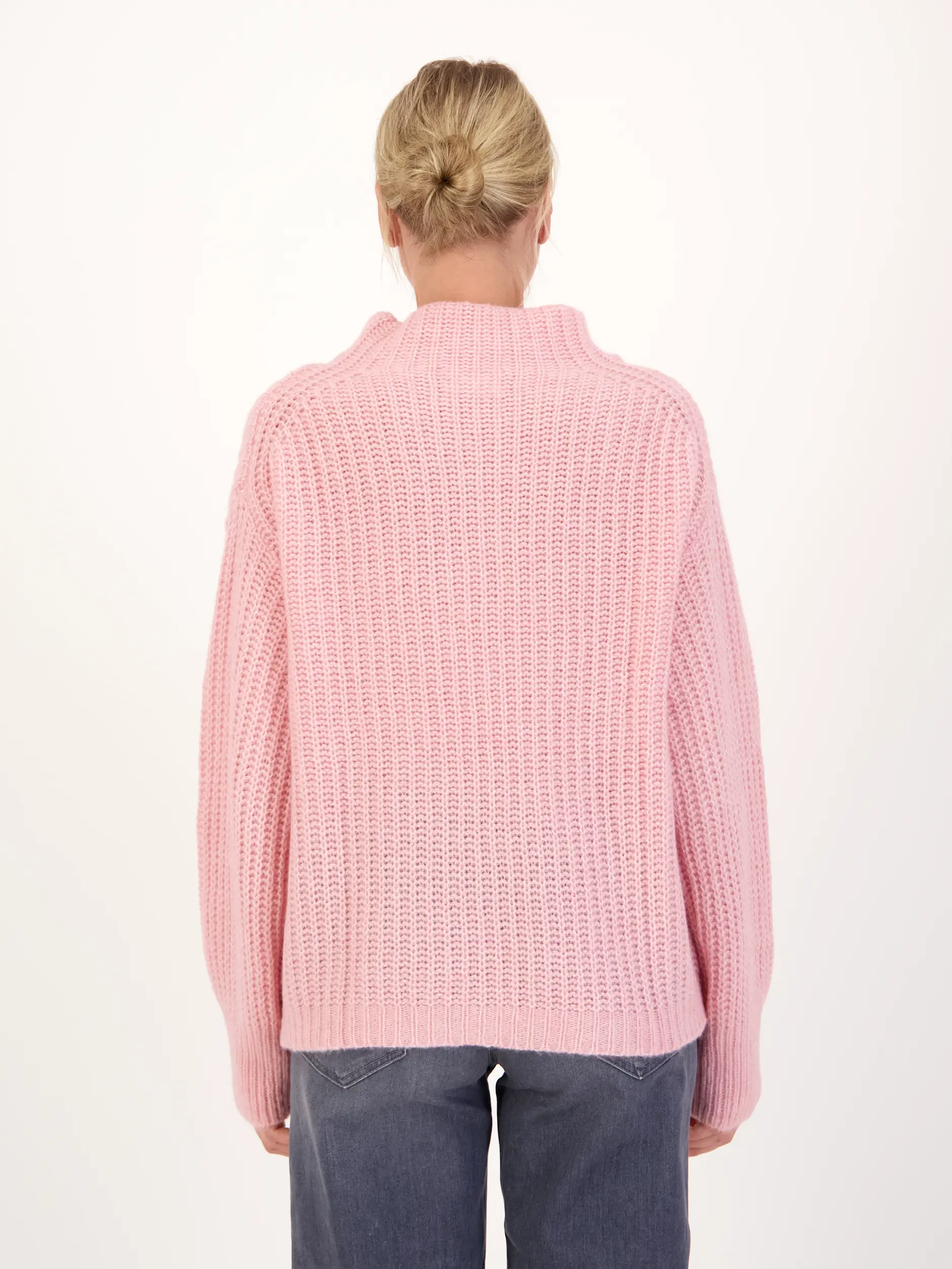 Pullover aus Kaschmir langarm - Artikel Rückseite getragen von einem Modell - Farbe: Rosa&Pink