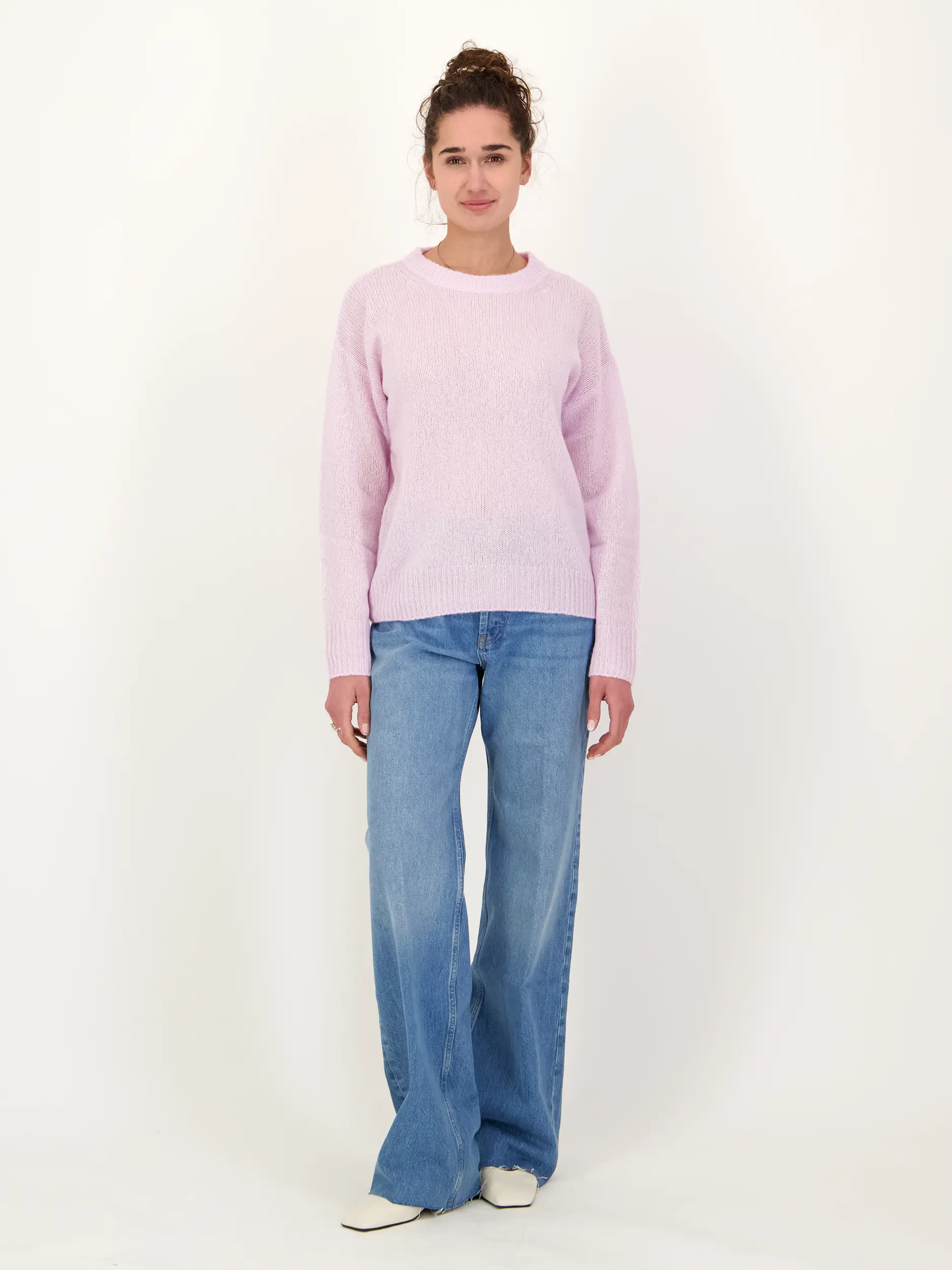 Pullover 'Lova' - Artikel Teil eines Outfits getragen von einem Modell - Farbe: Rosa&Pink
