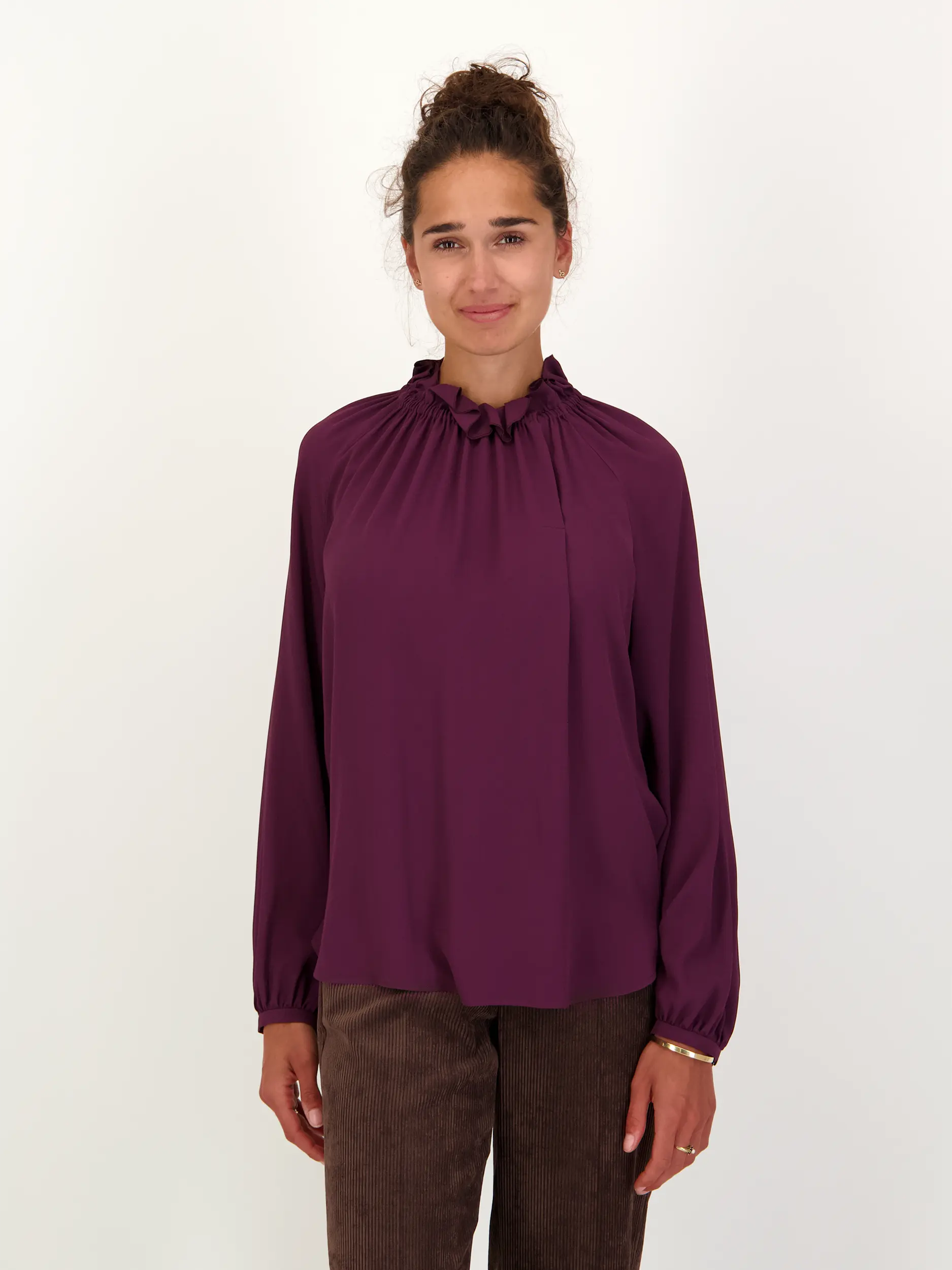 Bluse aus Seiden-Mix langarm - Artikel Vorderseite getragen von einem Modell - Farbe: Rot