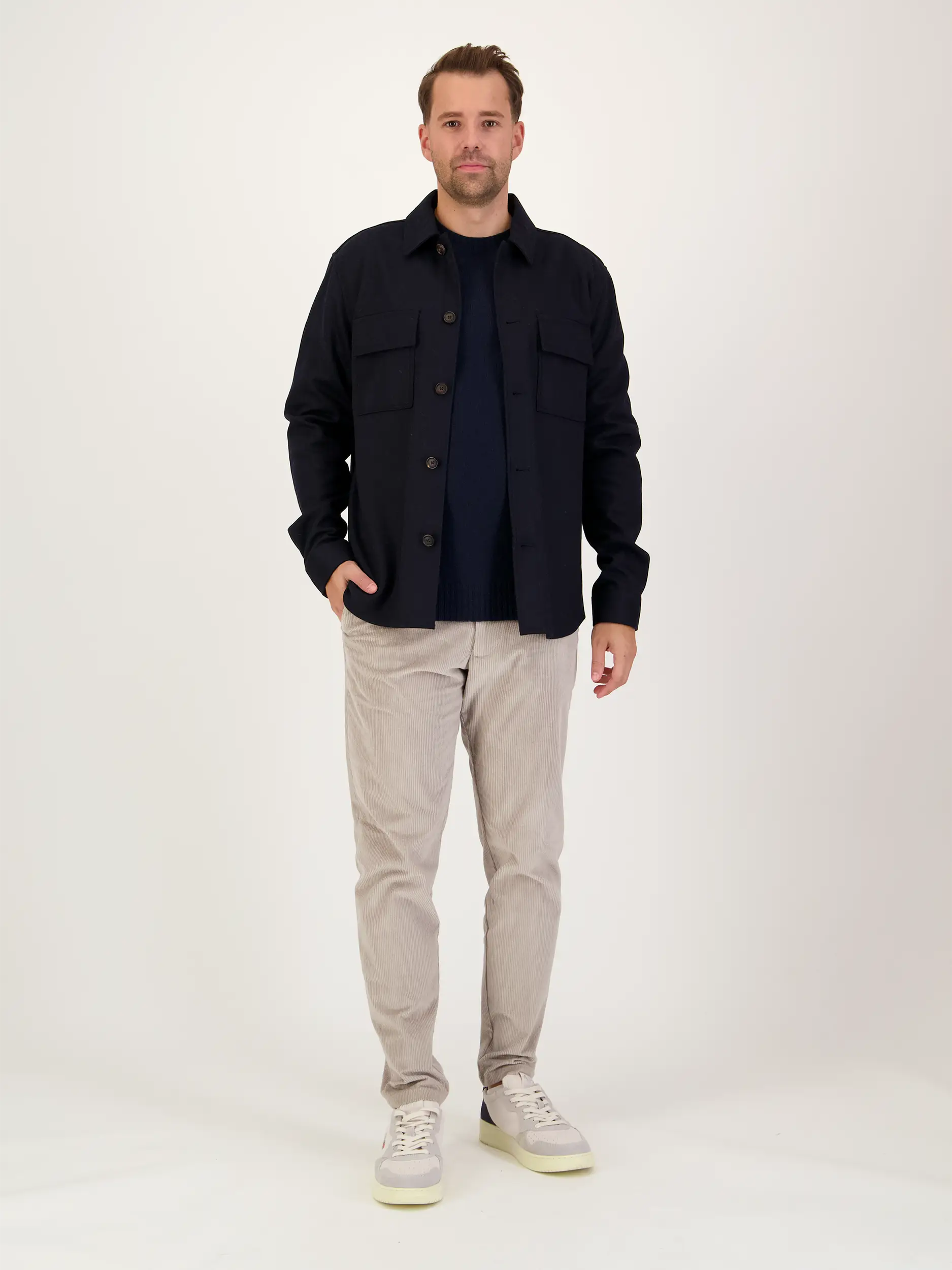 Pullover aus Woll-Mix langarm - Artikel Teil eines Outfits getragen von einem Modell - Farbe: Blau