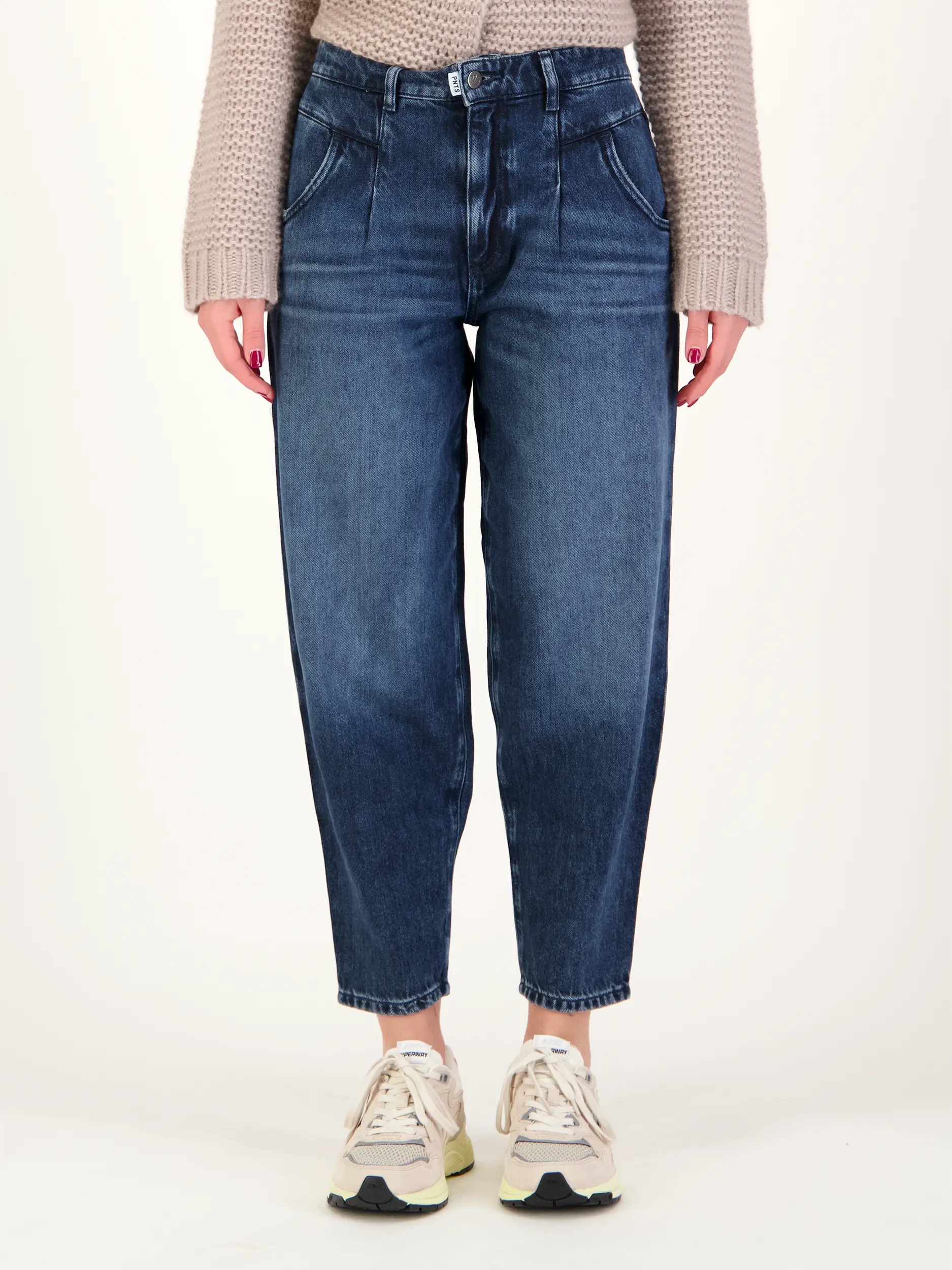 High Rise O-Shape Jeans 'The O Shape' - Artikel Vorderseite getragen von einem Modell - Farbe: Blau