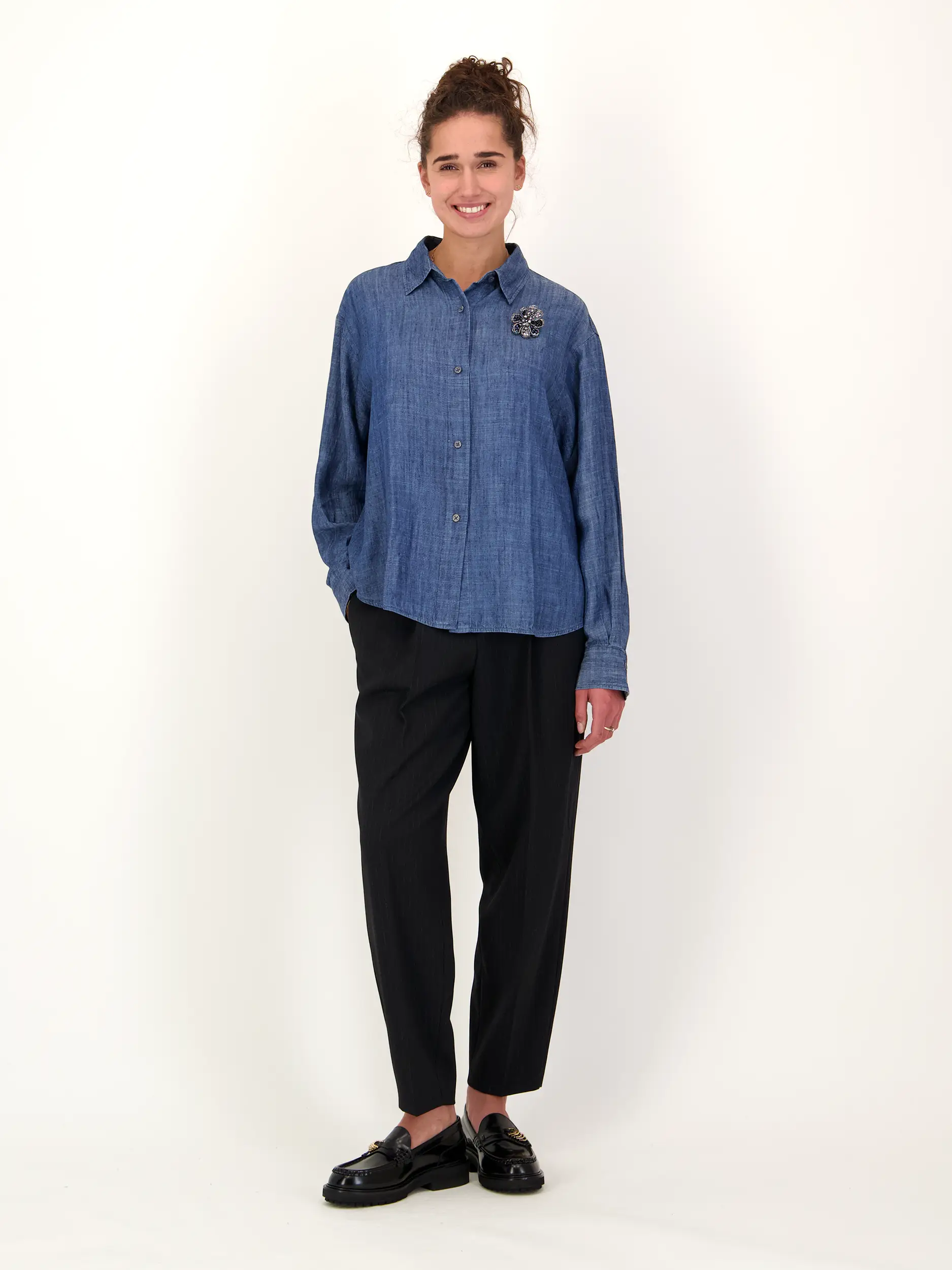 Gestreifte Bundfaltenhose 'Elaine pleat' - Artikel Teil eines Outfits getragen von einem Modell - Farbe: Blau