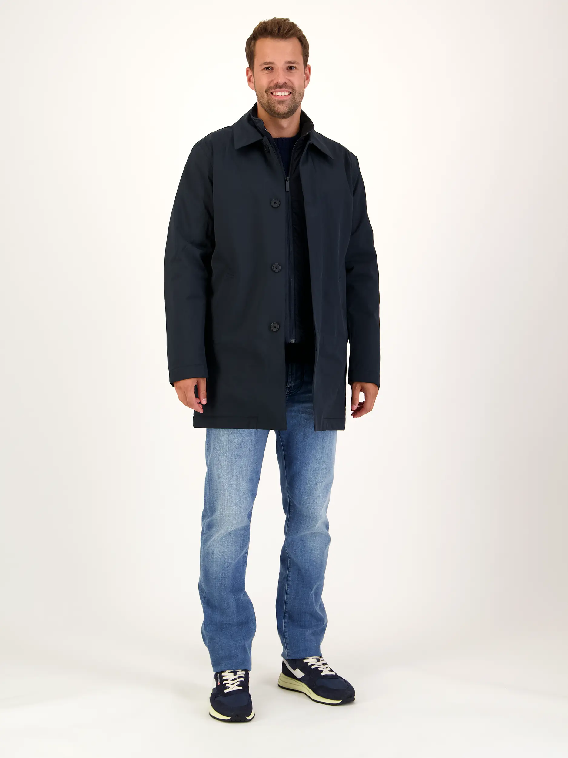 Wasserdichte Jacke 'Blake' - Artikel Teil eines Outfits getragen von einem Modell - Farbe: Blau