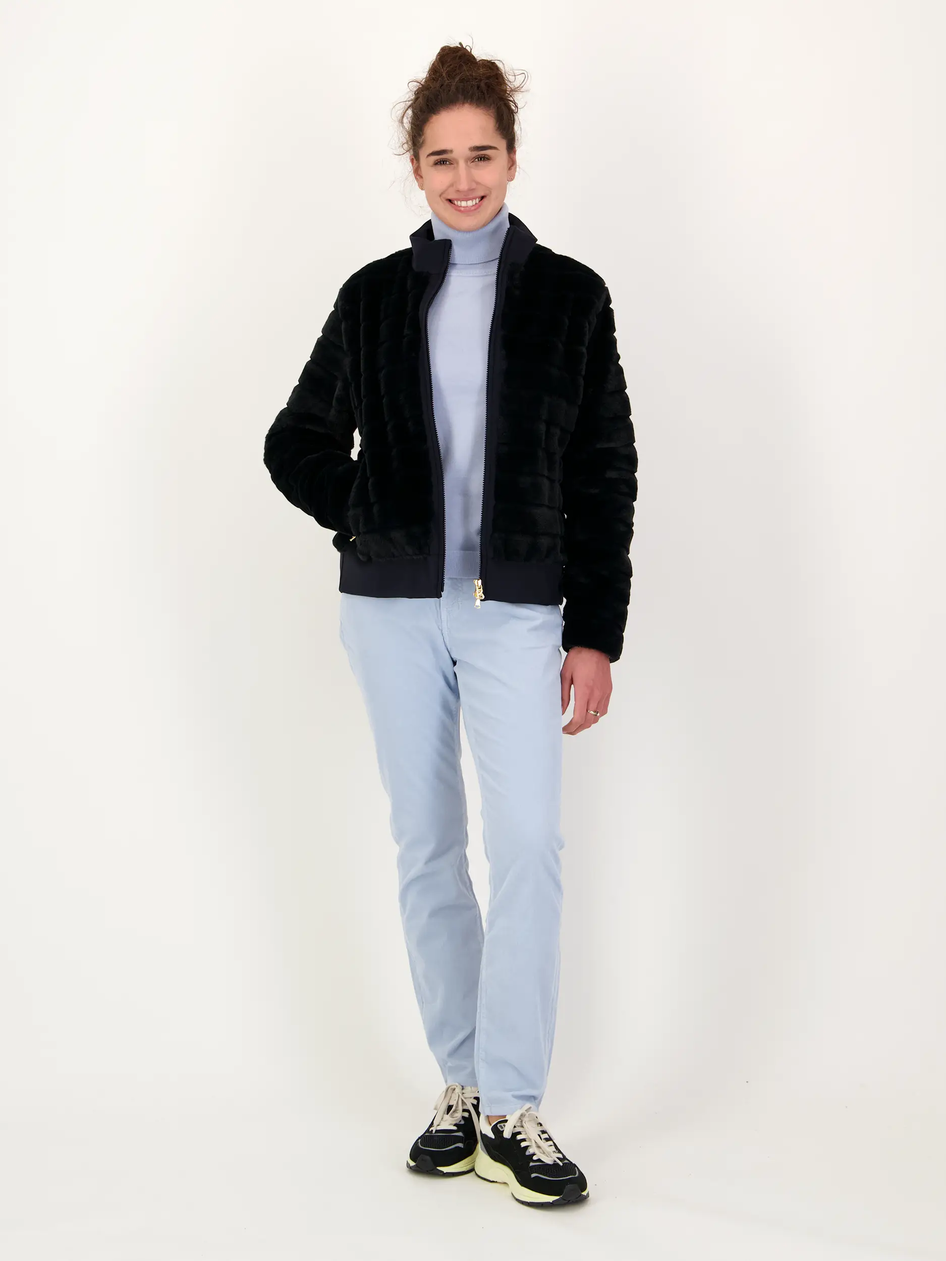 Pullover 'Vinny'  - Artikel Teil eines Outfits getragen von einem Modell - Farbe: Blau