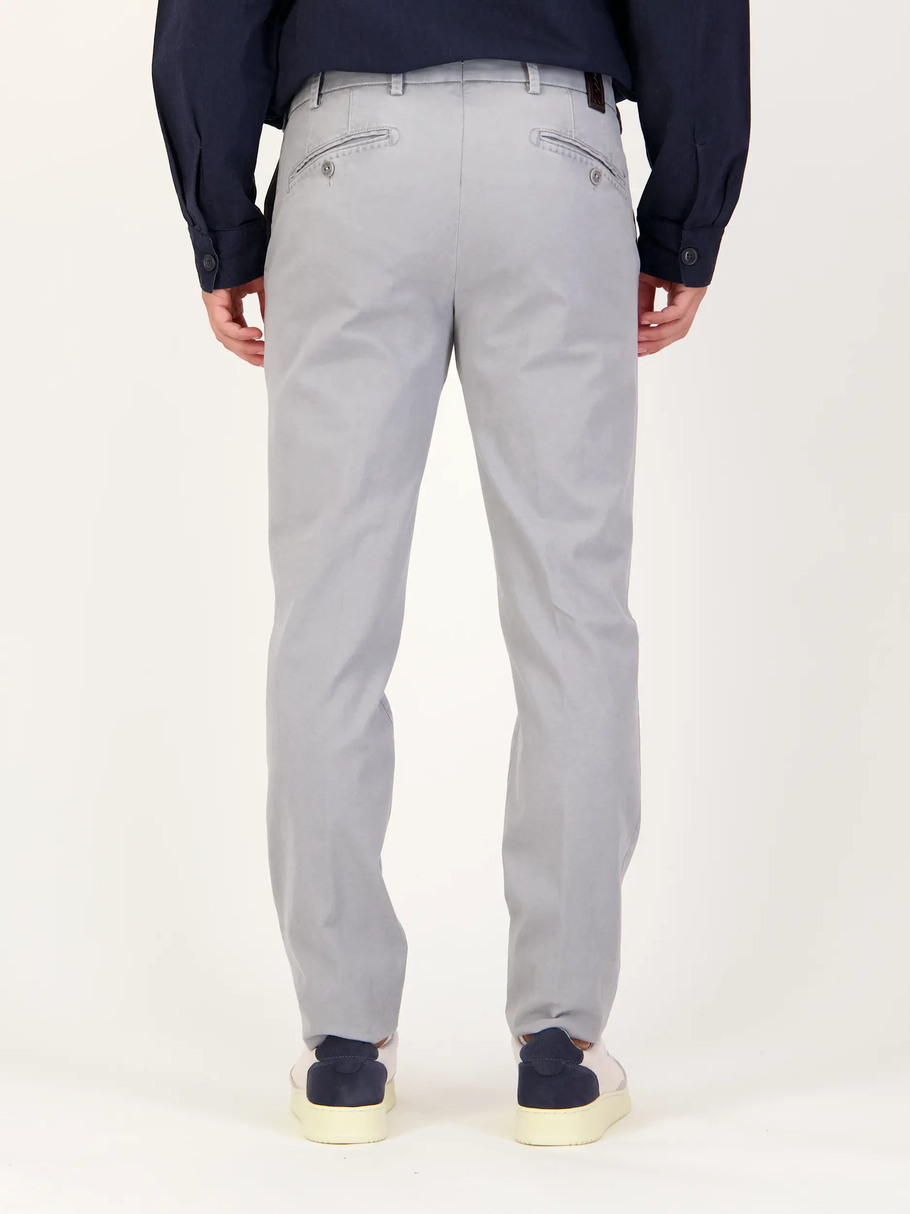 Chinohose 'Lupus' - Artikel Rückseite getragen von einem Modell - Farbe: Grau