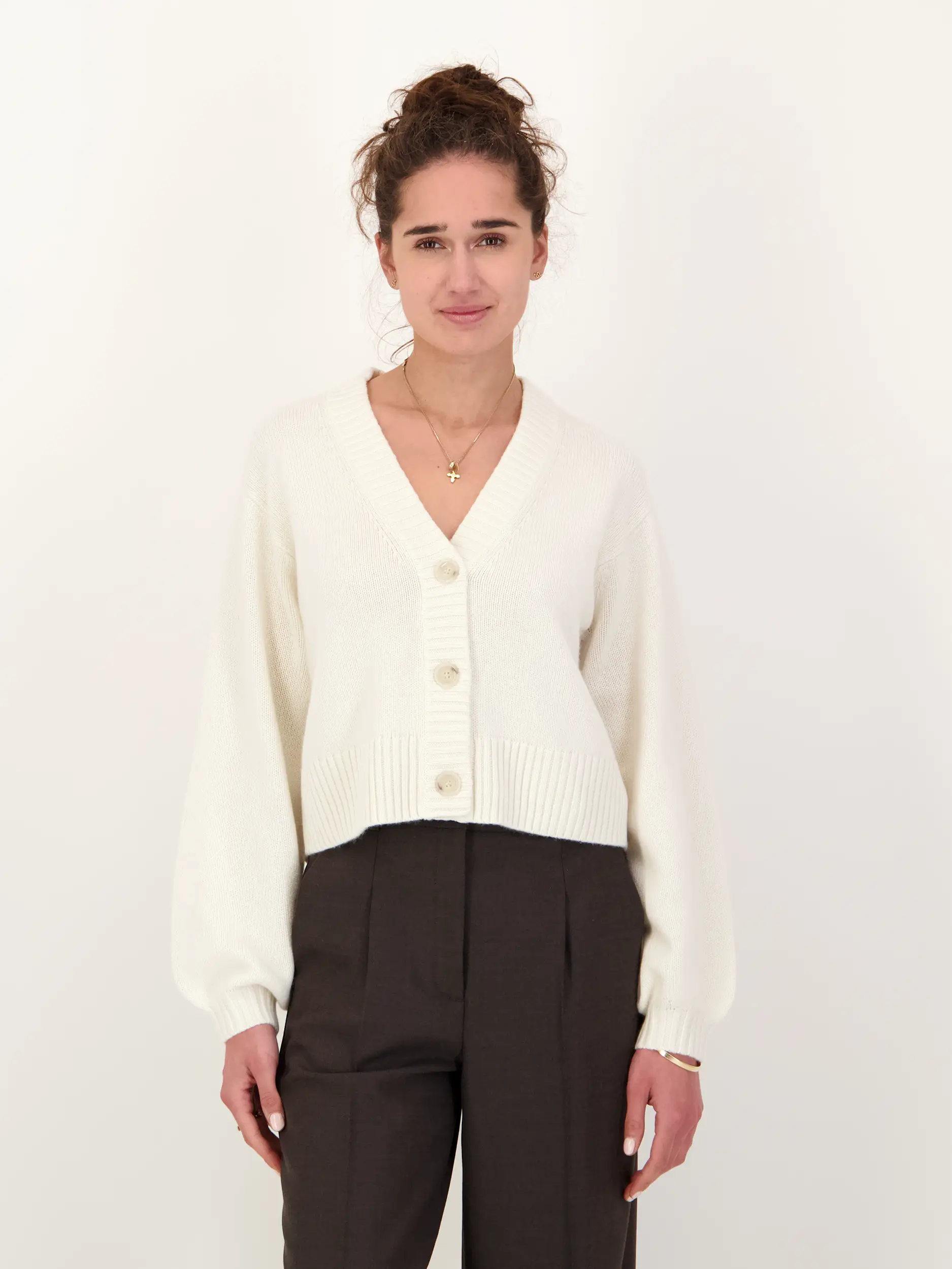 Strickjacke aus Kaschmir - Artikel Vorderseite getragen von einem Modell - Farbe: Creme