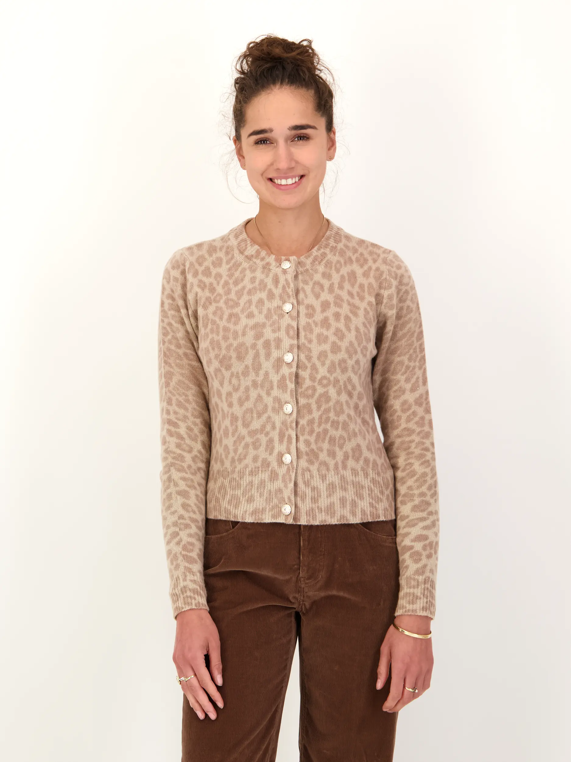 Strickjacke 'Leocardigan' aus Wolle mit Leo-Print - Artikel Vorderseite getragen von einem Modell - Farbe: Beige