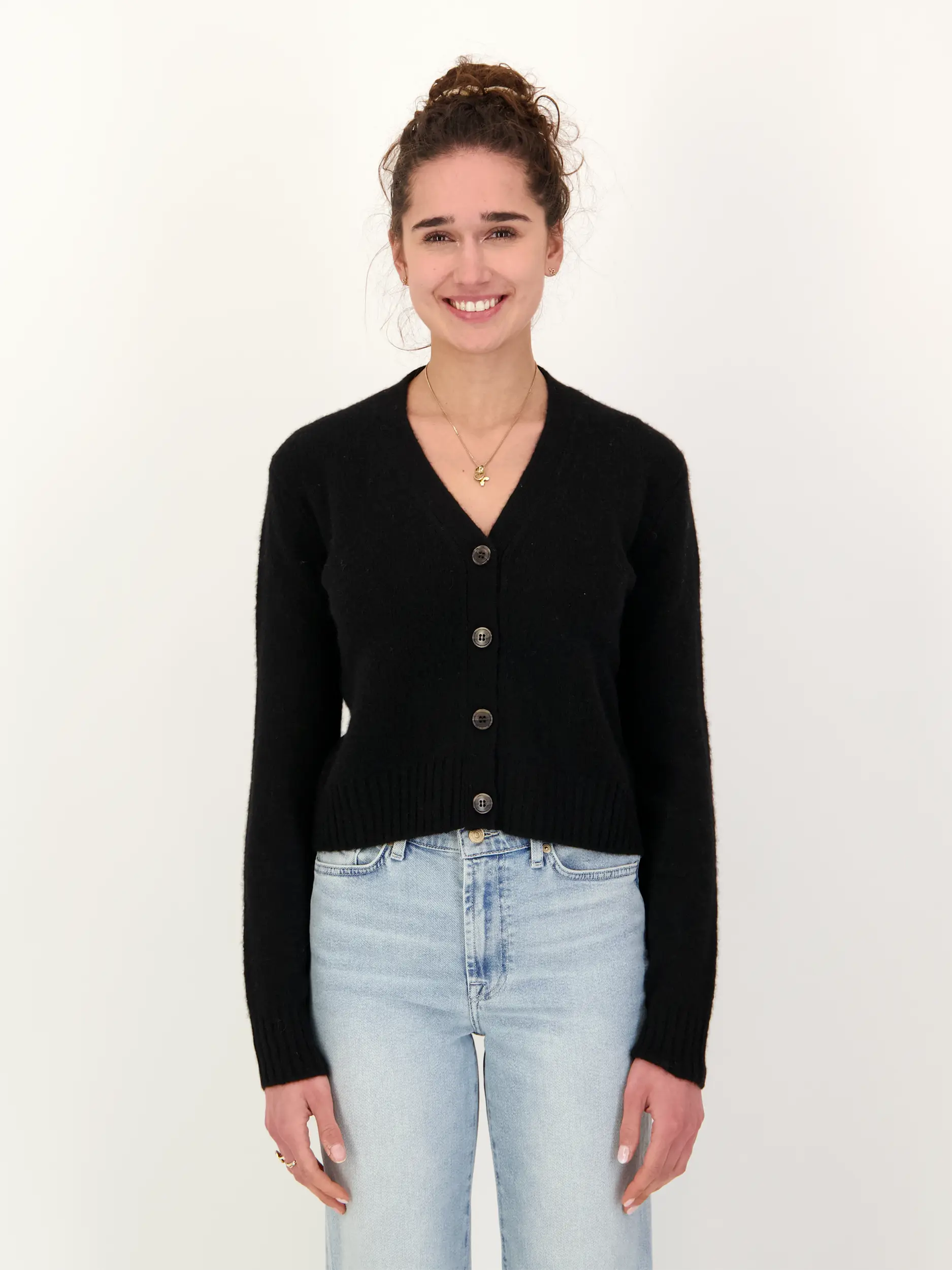 Strickjacke - Artikel Vorderseite getragen von einem Modell - Farbe: Schwarz