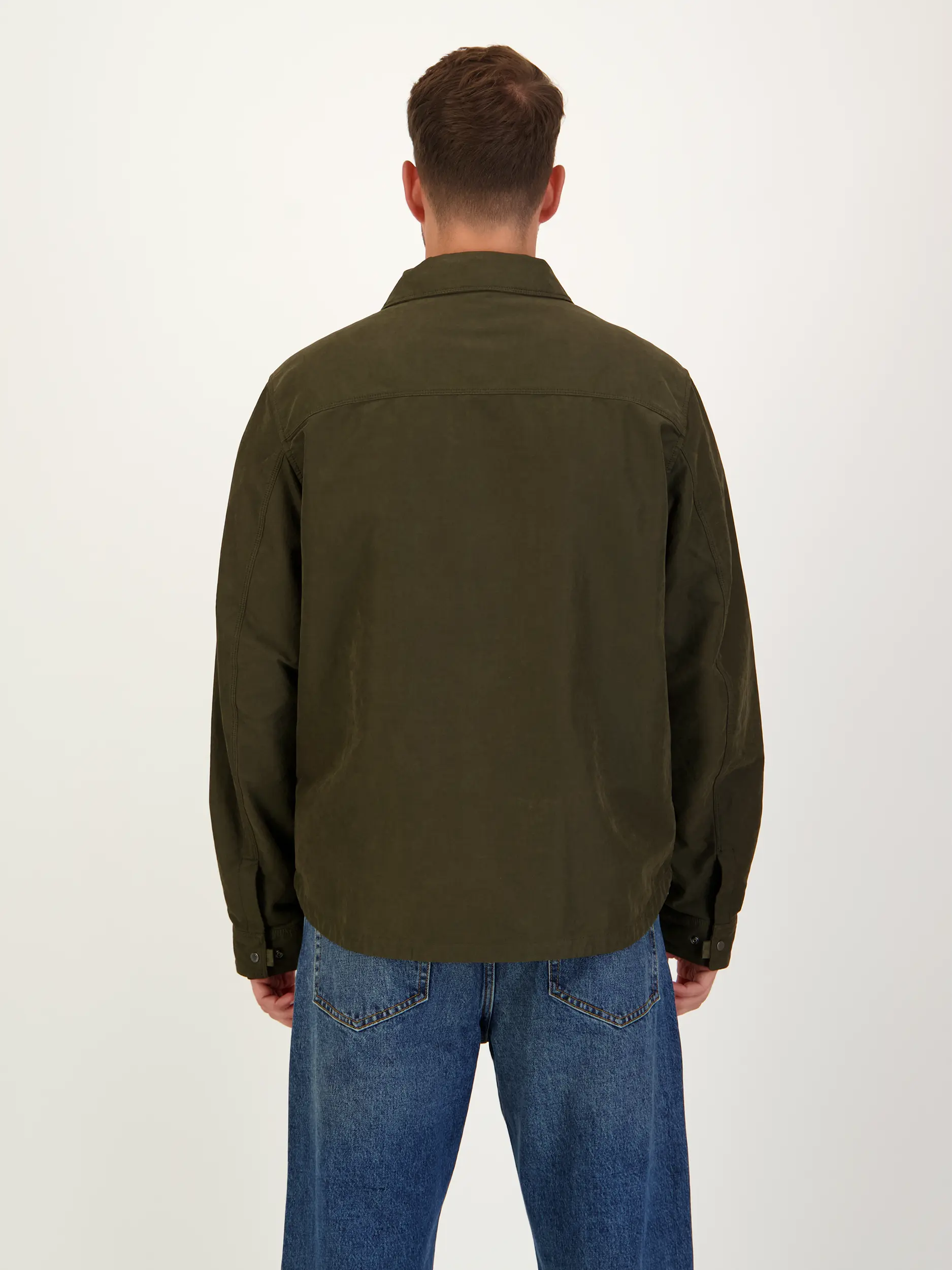 Overshirt 'Miura' - Artikel Rückseite getragen von einem Modell - Farbe: Grün