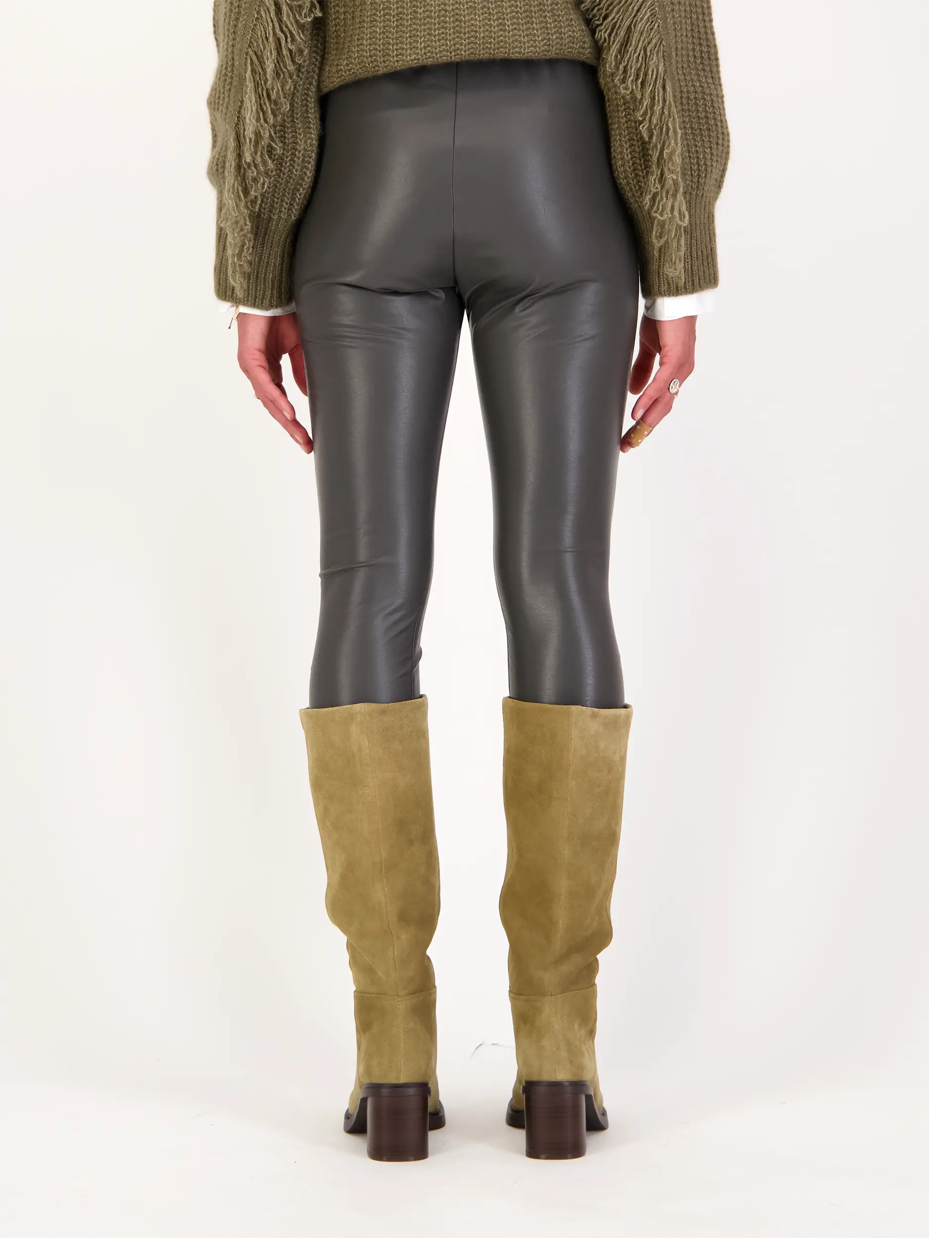 Leggings 'Yoko' aus veganem Leder - Artikel Rückseite getragen von einem Modell - Farbe: Grau