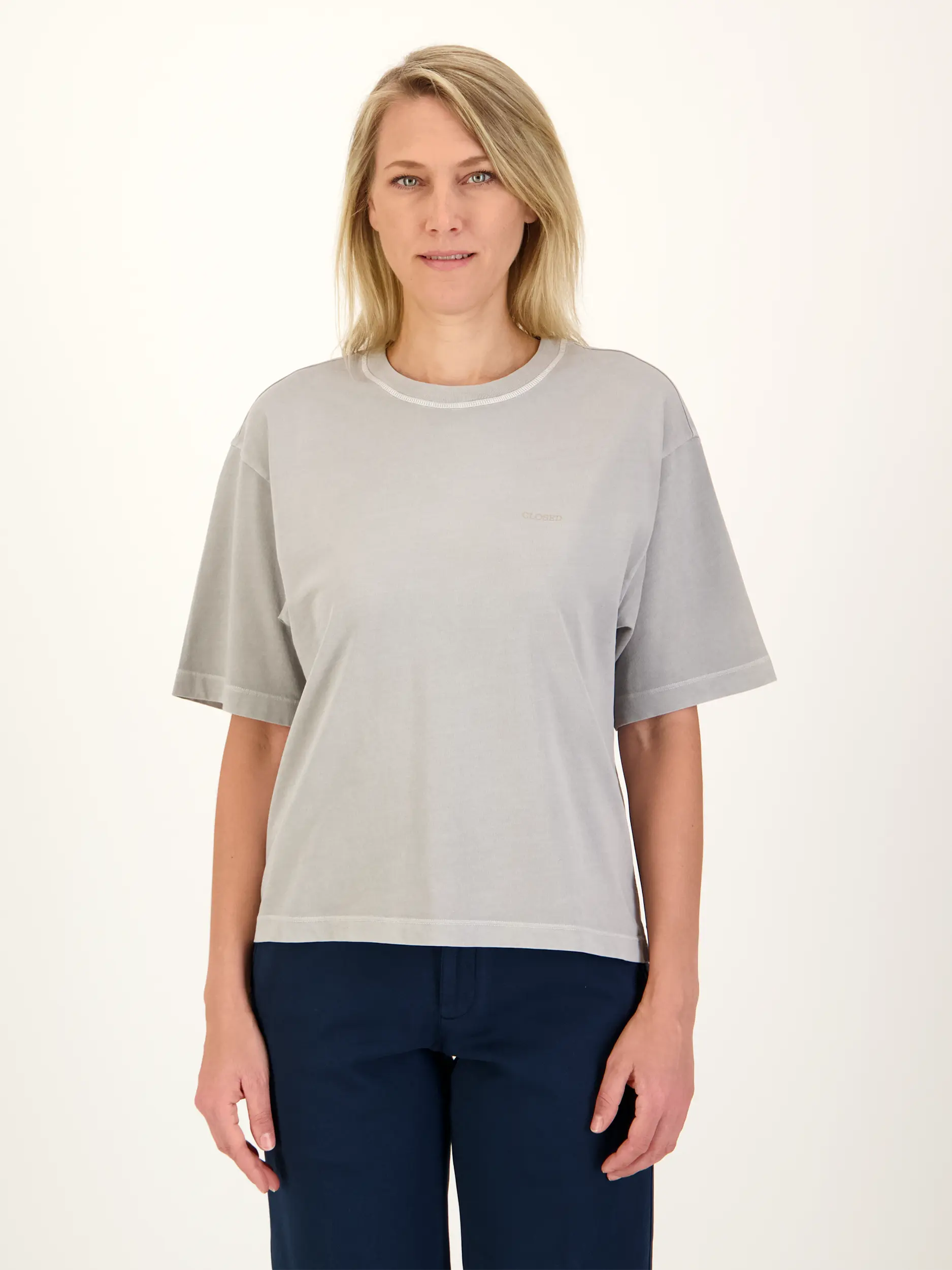 T-Shirt mit Logo - Artikel Vorderseite getragen von einem Modell