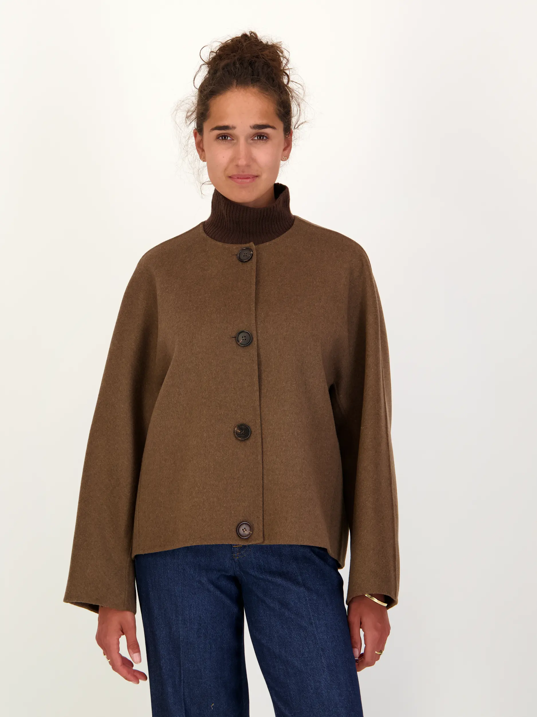 Wolljacke 'Kate' - Artikel Vorderseite getragen von einem Modell - Farbe: Braun