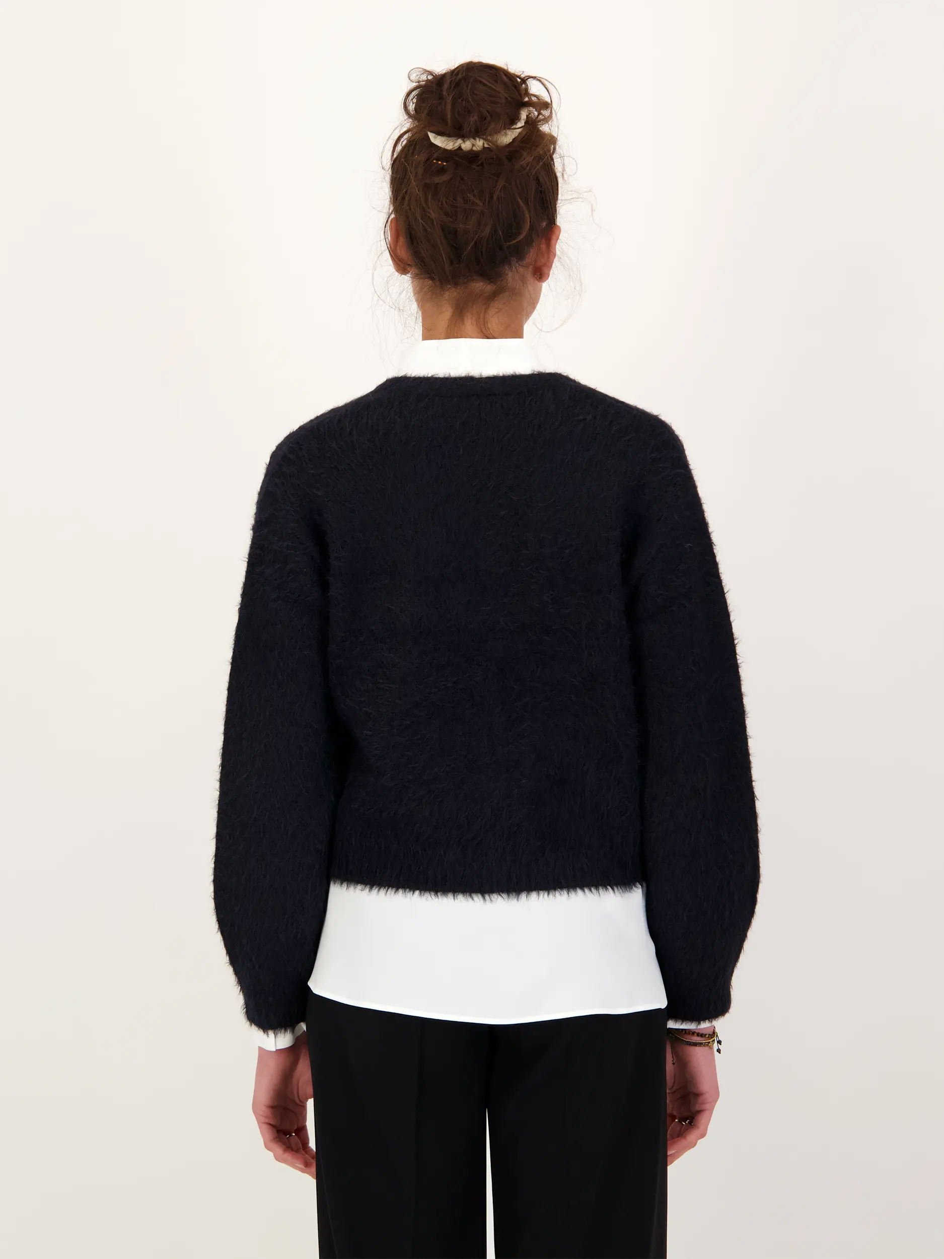 Strickjacke aus Wolle - Artikel Rückseite getragen von einem Modell - Farbe: Schwarz