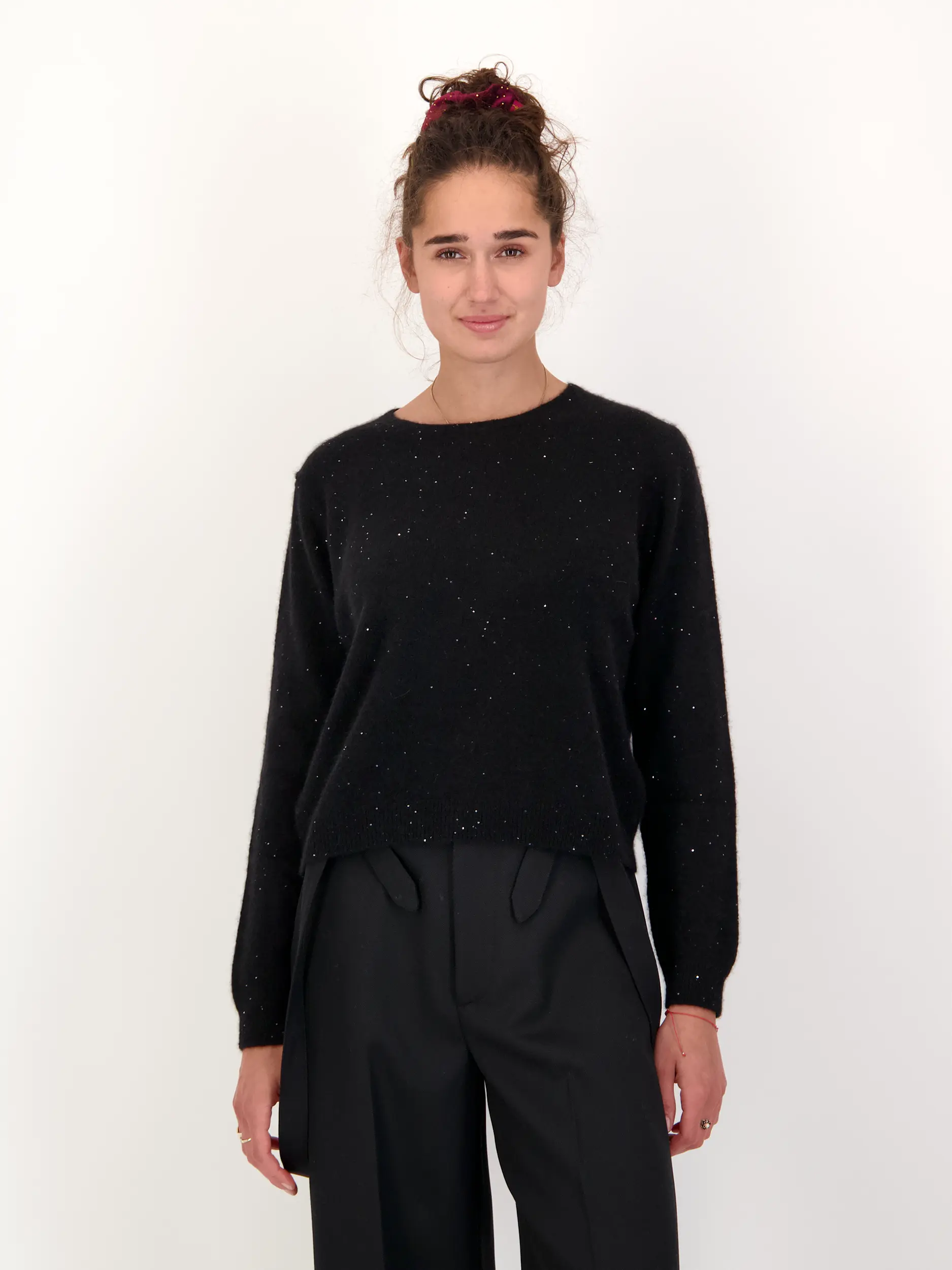 Pullover aus Woll-Mix langarm - Artikel Vorderseite getragen von einem Modell - Farbe: Schwarz