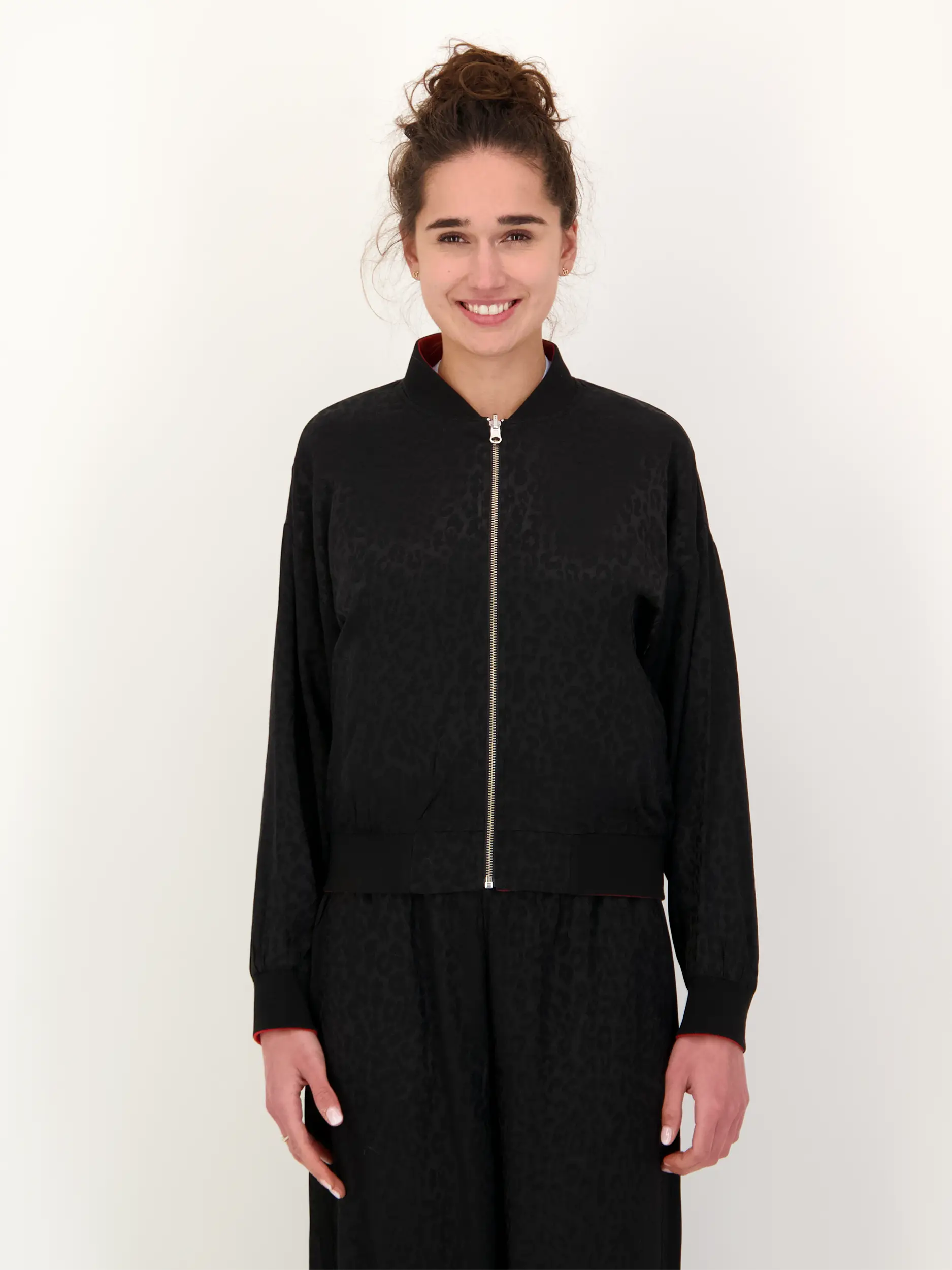 Bomberjacke 'Elin' - Artikel Vorderseite getragen von einem Modell - Farbe: Grau