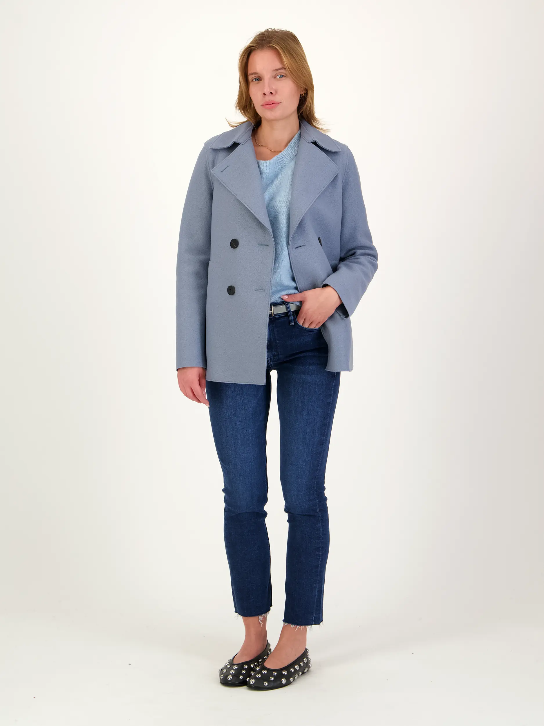 Mid Rise Straight Leg Jeans 'Dazzler Ankle Fray' - Artikel Teil eines Outfits getragen von einem Modell - Farbe: Blau