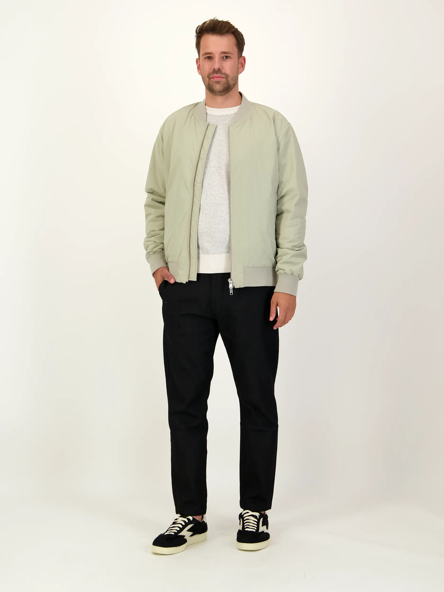 Chino - Artikel Teil eines Outfits getragen von einem Modell