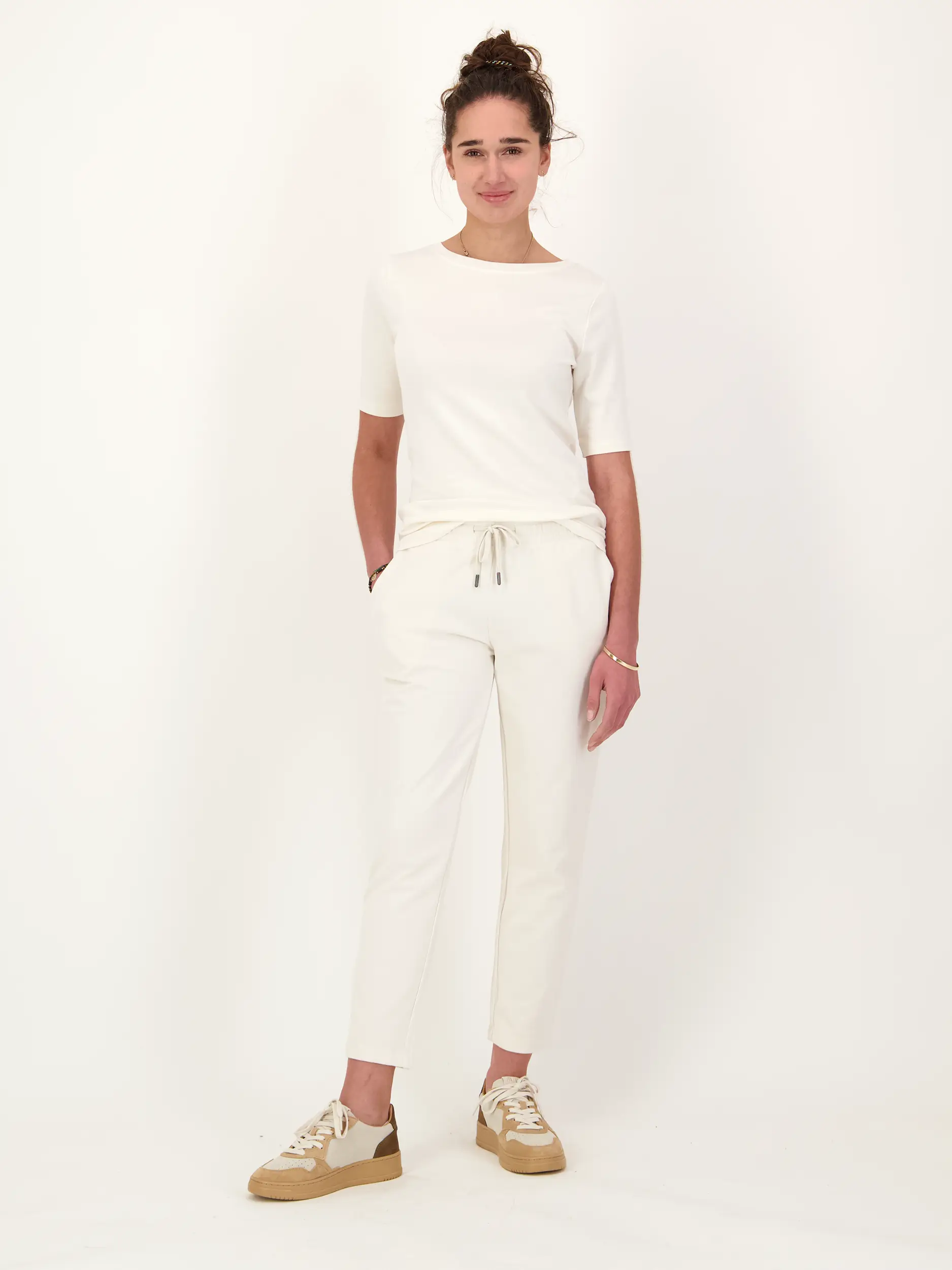 Sweathose 'Stina' - Artikel Teil eines Outfits getragen von einem Modell - Farbe: Creme