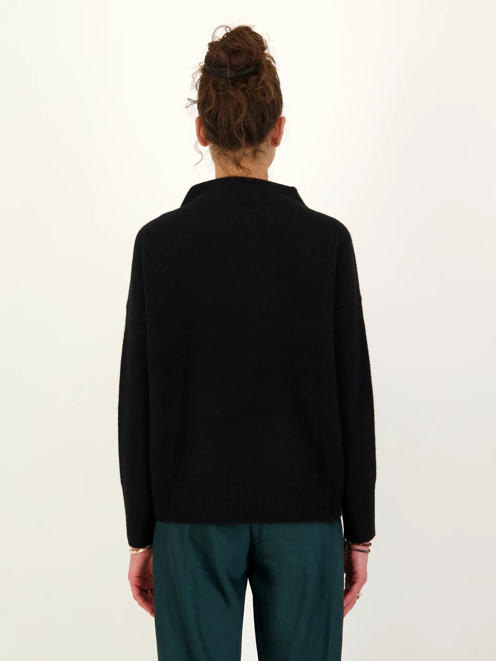 Pullover aus Kaschmir langarm - Artikel Rückseite getragen von einem Modell - Farbe: Schwarz