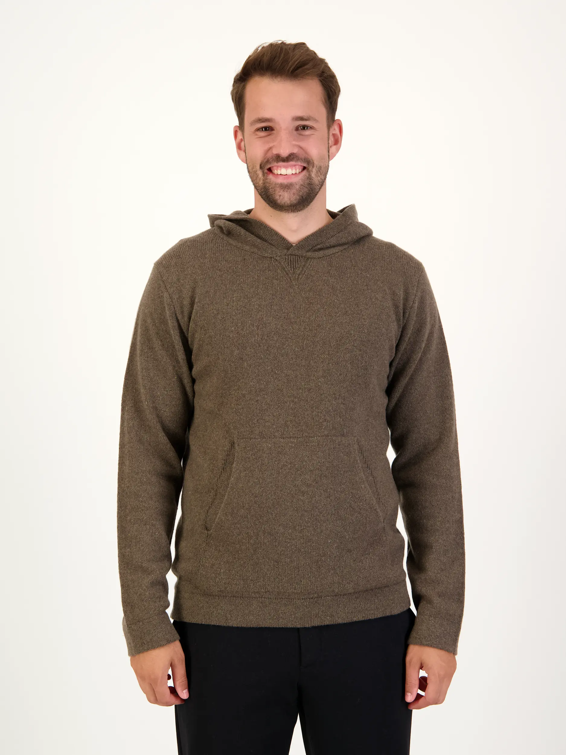 Kapuzenpullover aus Kaschmir langarm - Artikel Vorderseite getragen von einem Modell - Farbe: Braun