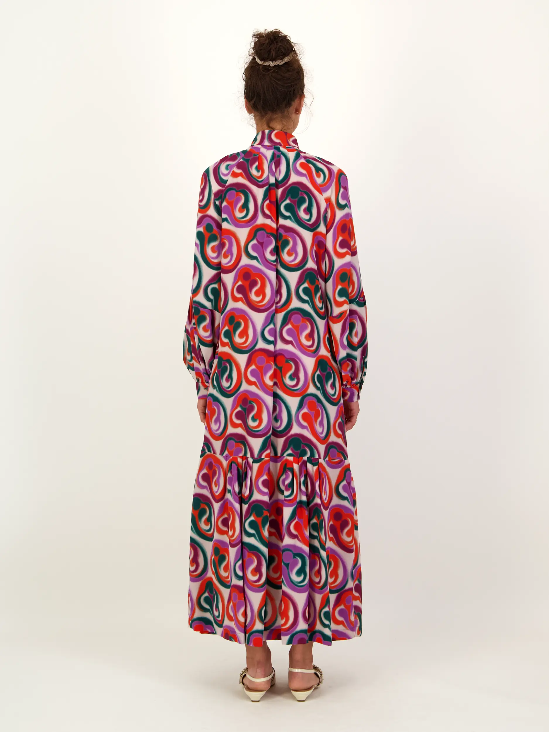 Gemustertes Maxi Seidenkleid langarm - Artikel Rückseite getragen von einem Modell