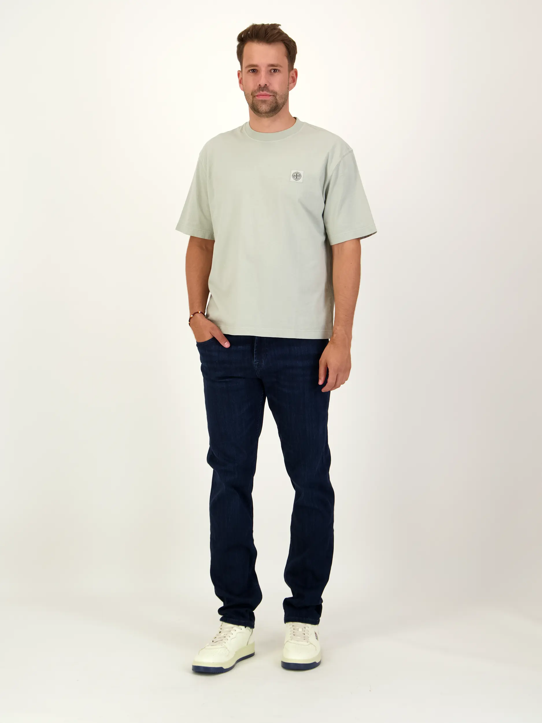 T-Shirt - Artikel Teil eines Outfits getragen von einem Modell