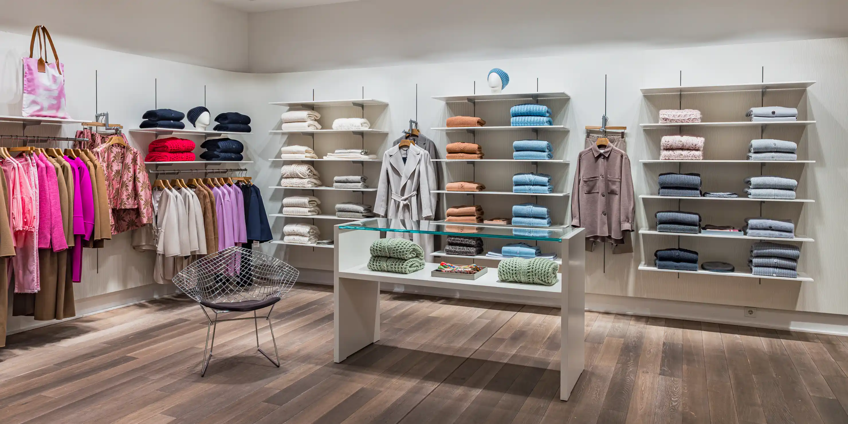 Hier ist eine Verkaufsfläche der Damenabteilung zu sehen