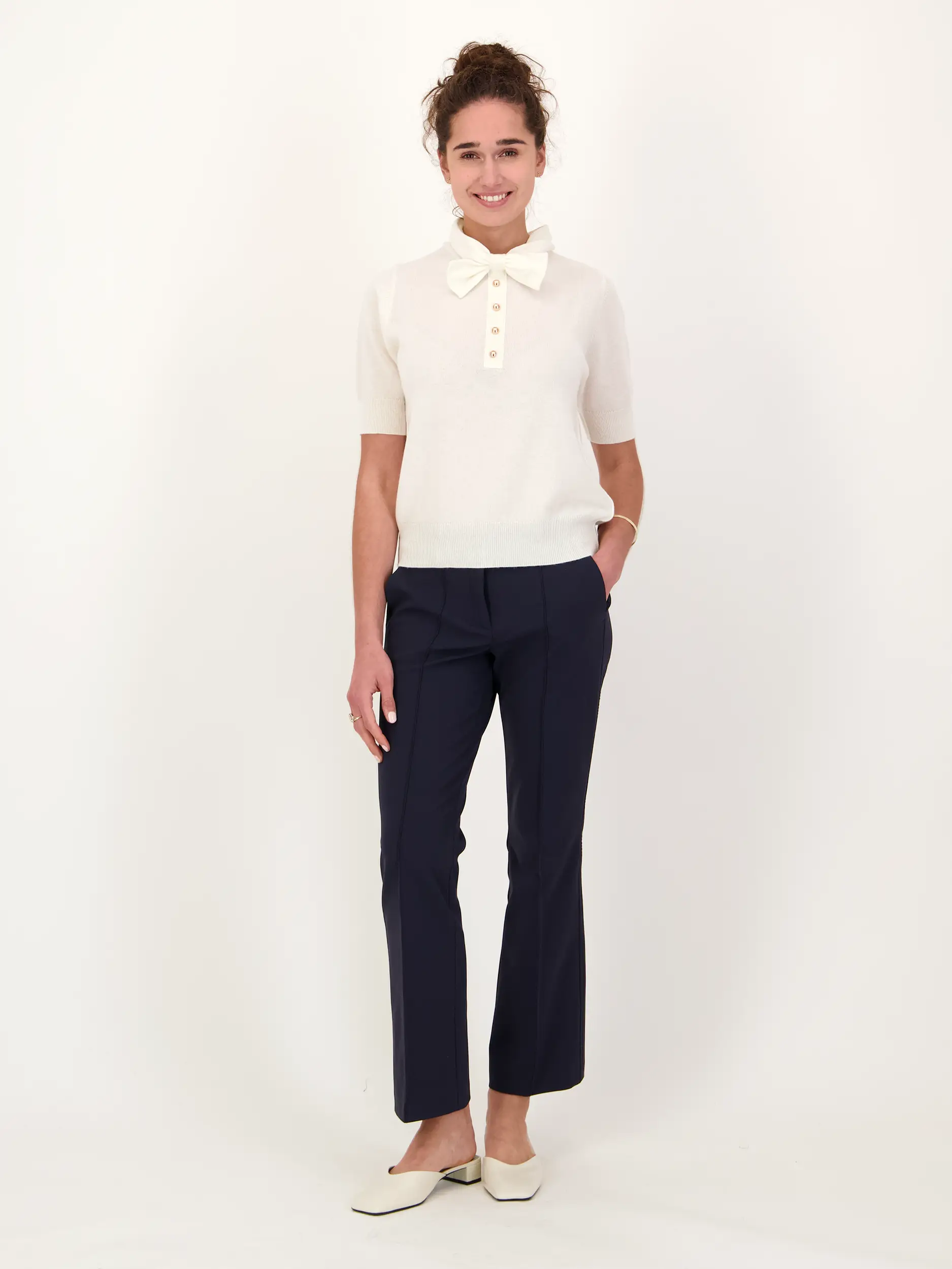 Pullover aus Wolle mit Schleife kurzarm - Artikel Teil eines Outfits getragen von einem Modell - Farbe: Creme