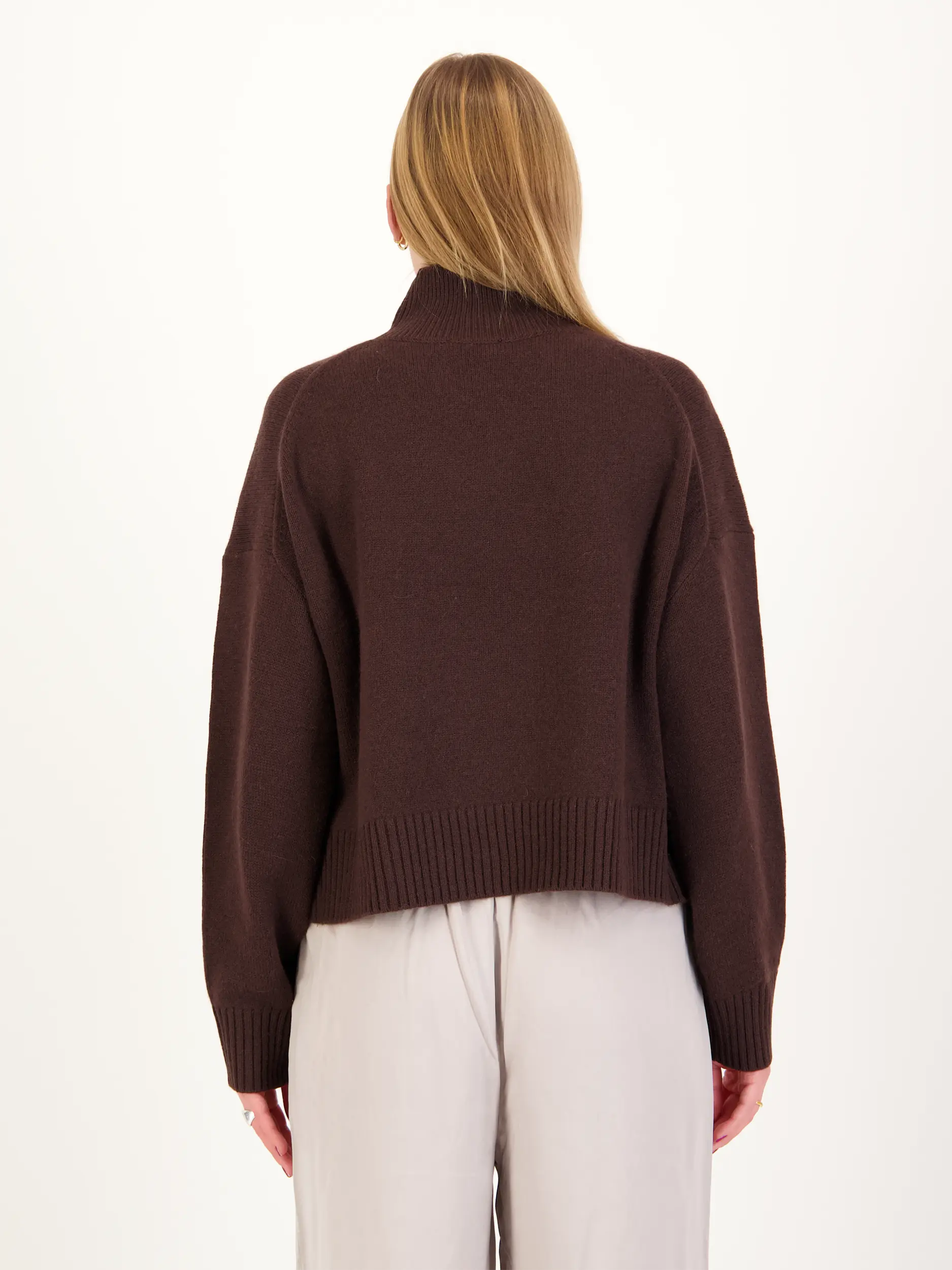 Pullover aus Kaschmir langarm - Artikel Rückseite getragen von einem Modell - Farbe: Braun