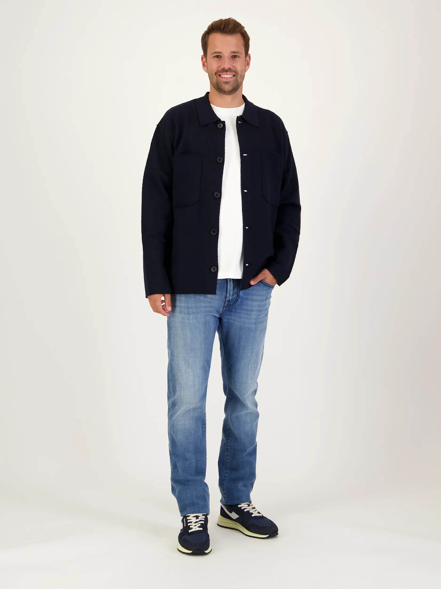 Overshirt 'Jonas' aus Wolle - Artikel Teil eines Outfits getragen von einem Modell - Farbe: Blau