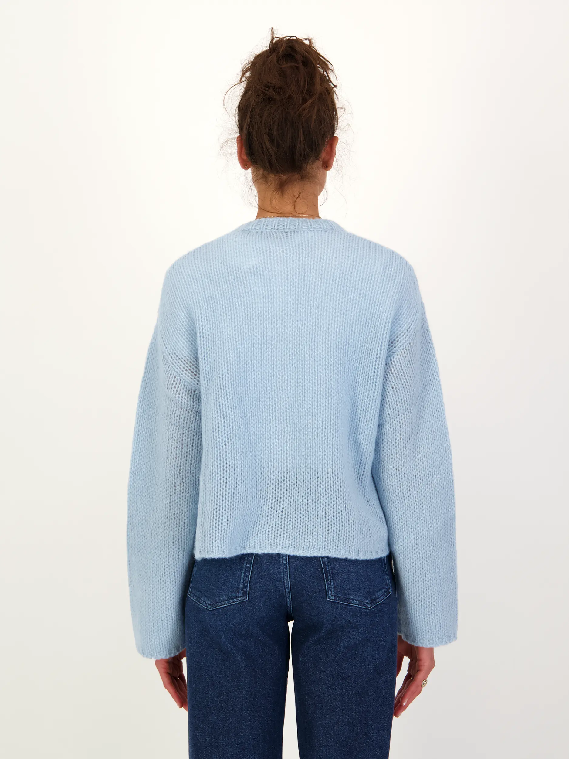 Strickjacke aus Kaschmir langarm - Artikel Rückseite getragen von einem Modell - Farbe: Blau