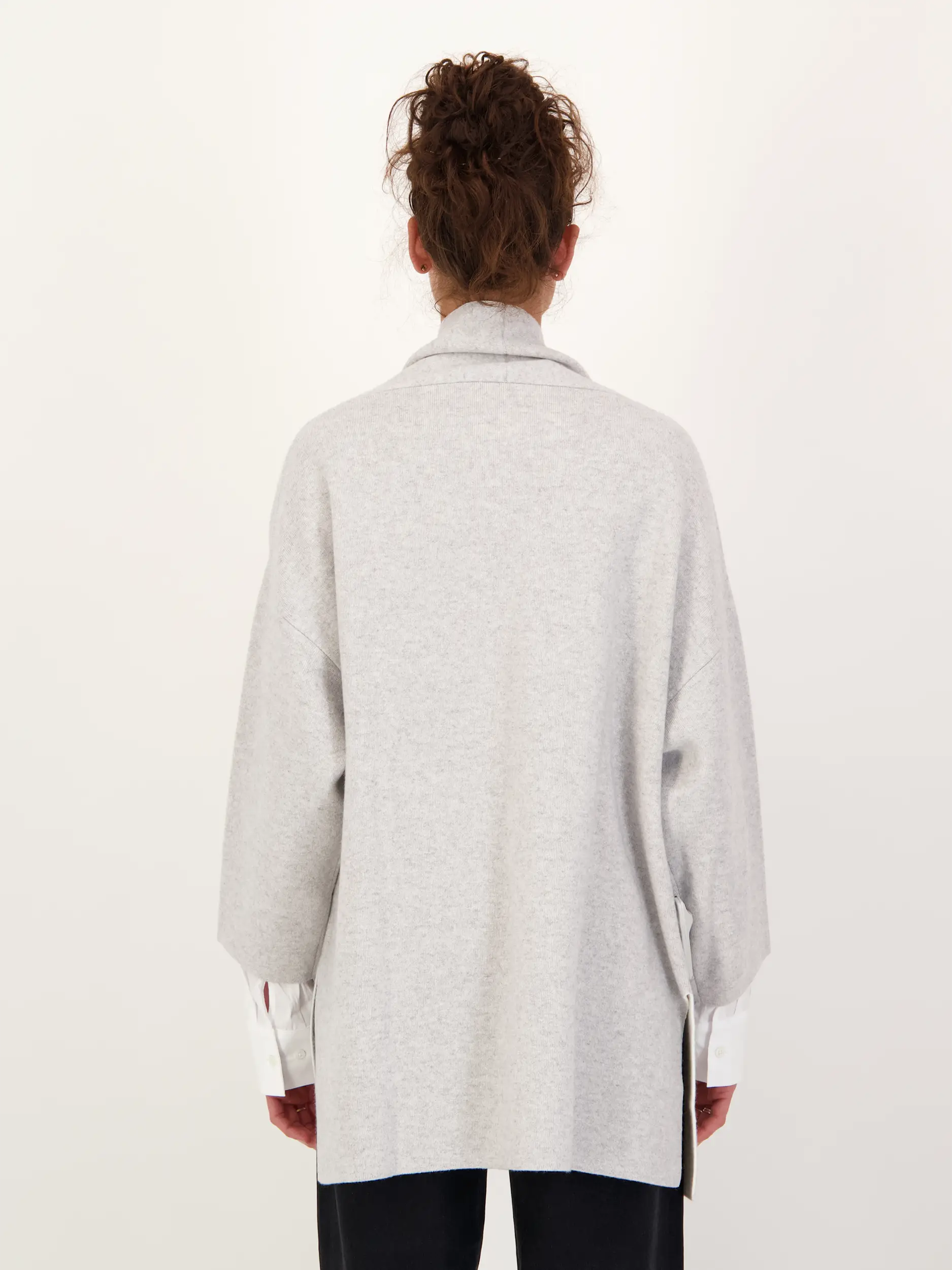 Strickjacke aus Wolle langarm - Artikel Rückseite getragen von einem Modell - Farbe: Grau