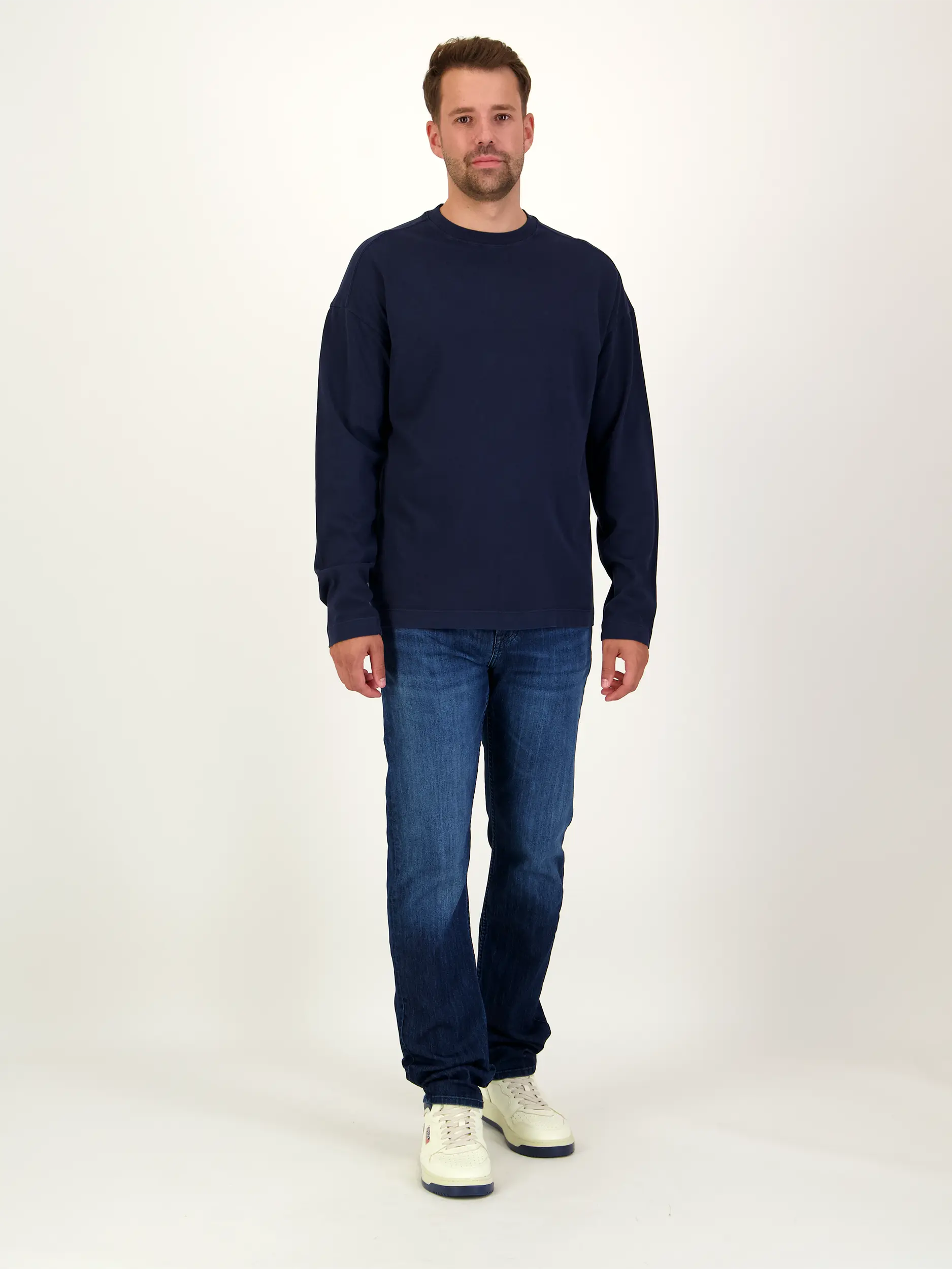 Langarmshirt 'Marrio' - Artikel Teil eines Outfits getragen von einem Modell - Farbe: Blau