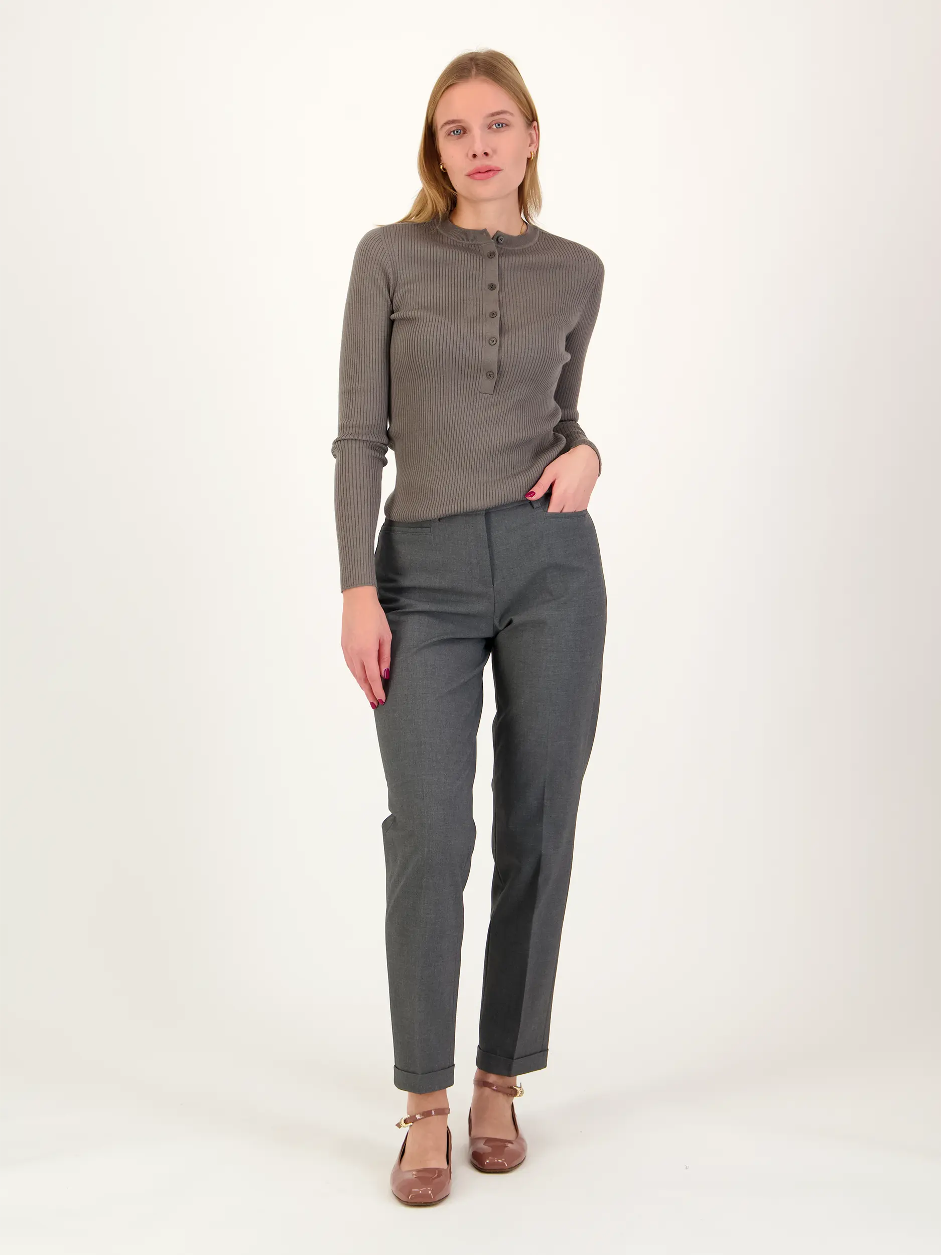 Hose 'Kathreen' - Artikel Teil eines Outfits getragen von einem Modell - Farbe: Grau