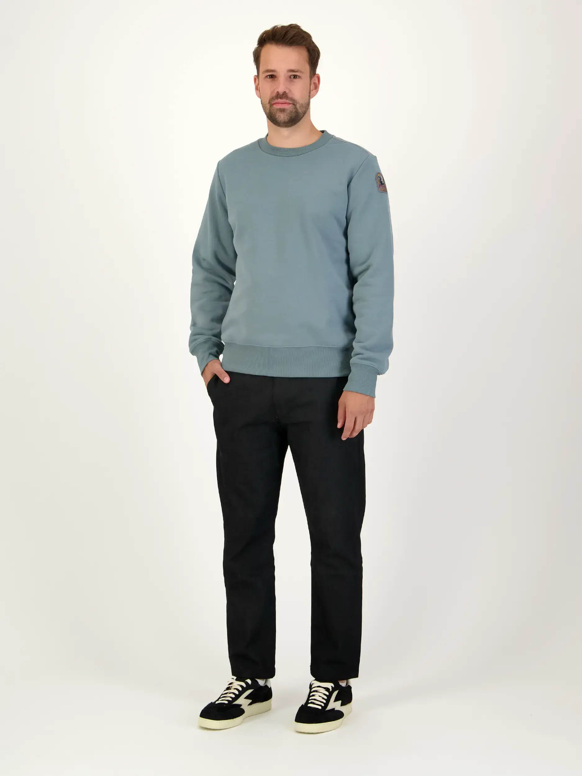 Sweatshirt - Artikel Teil eines Outfits getragen von einem Modell - Farbe: Blau