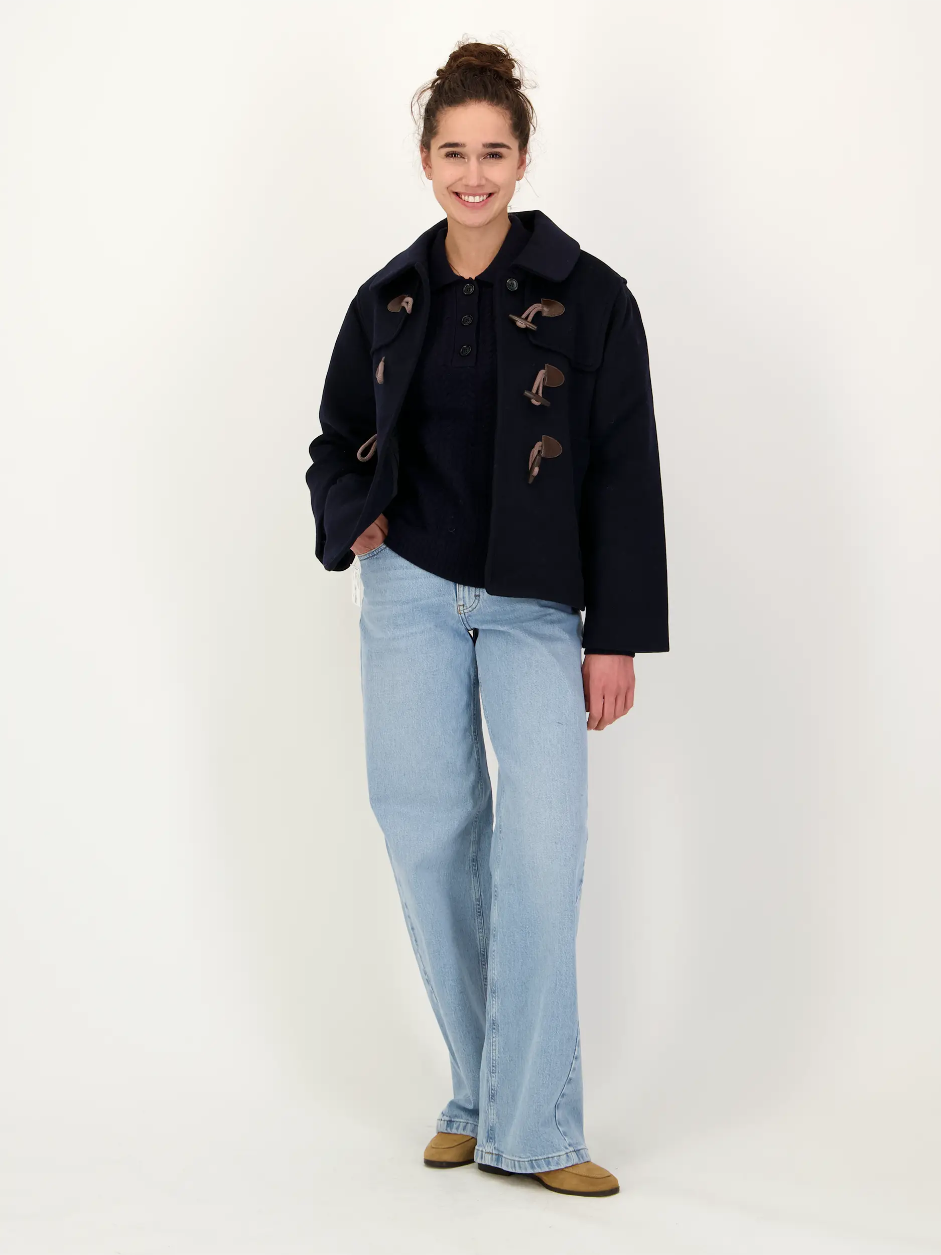 Pullover aus Merinowolle - Artikel Teil eines Outfits getragen von einem Modell - Farbe: Blau