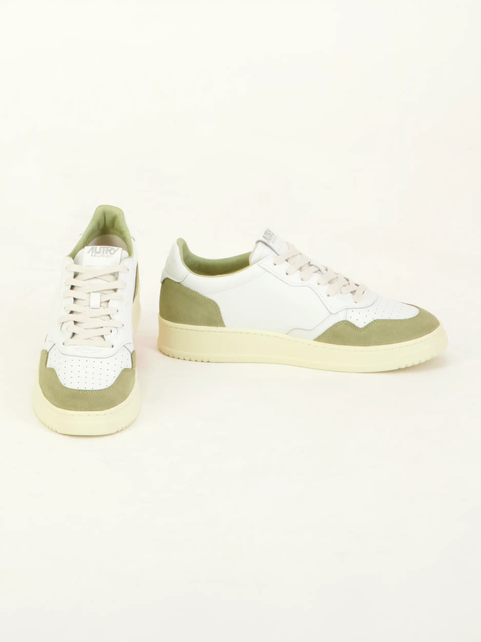 Sneaker 'Medalist' aus Leder - Artikel Vorderseite getragen von einem Modell - Farbe: Grün