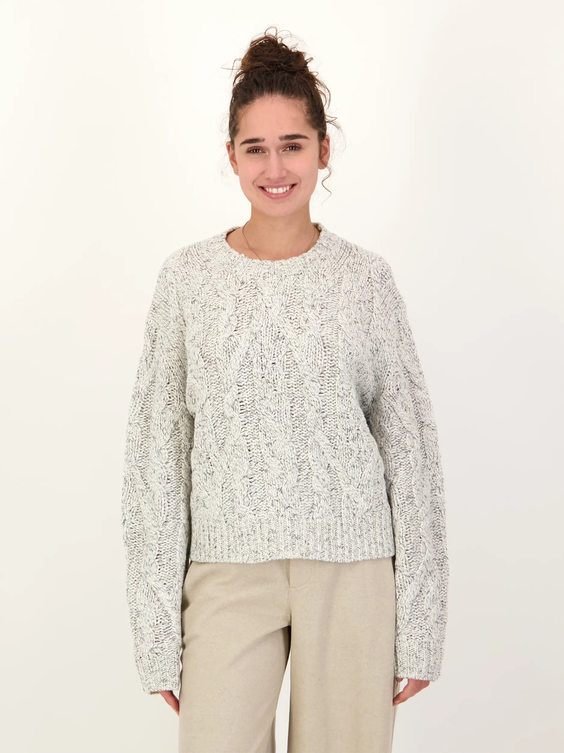 Pullover aus Wolle langarm - Artikel Vorderseite getragen von einem Modell - Farbe: Grau