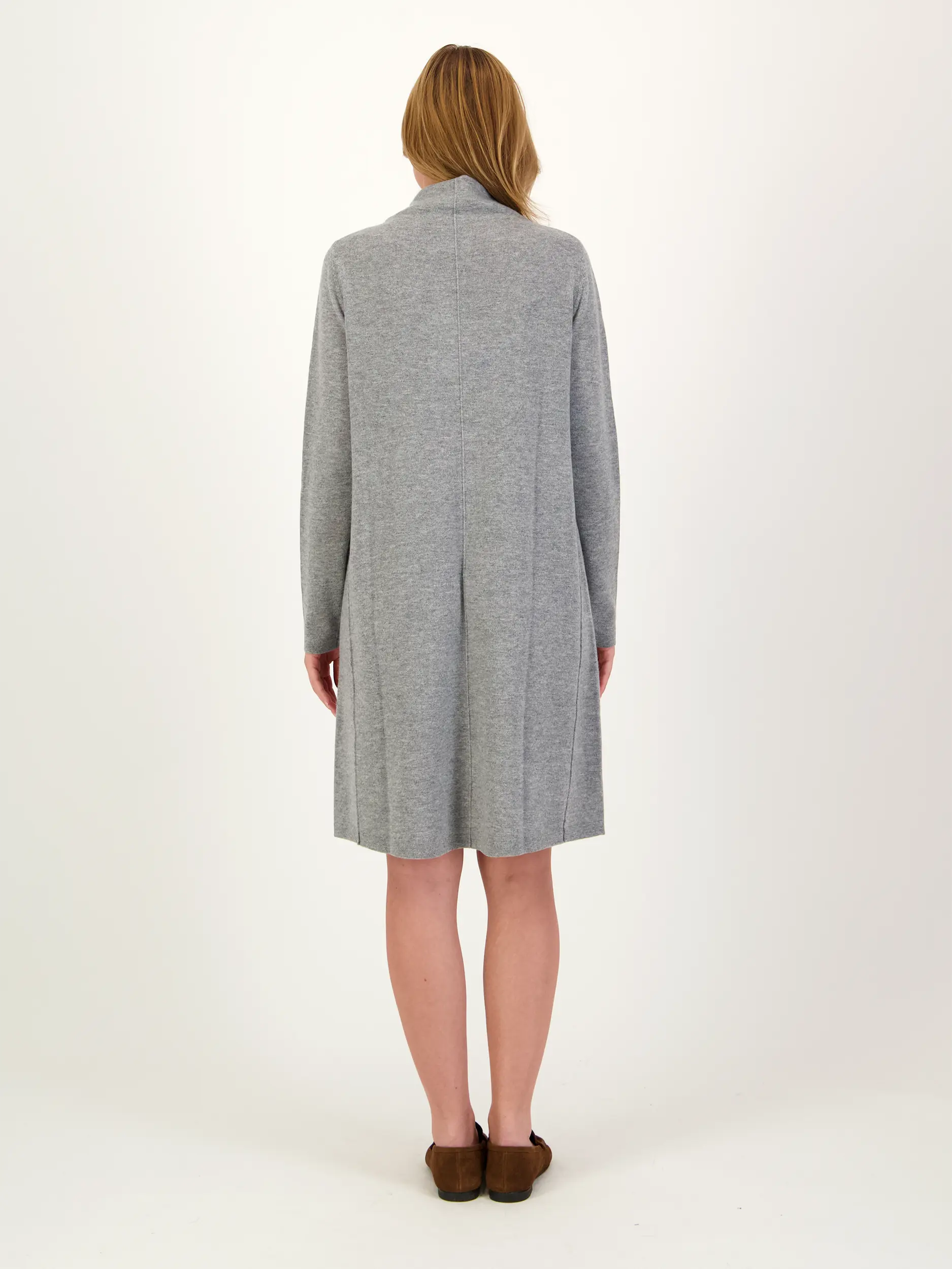 Midi Wollkleid langarm - Artikel Rückseite getragen von einem Modell - Farbe: Grau