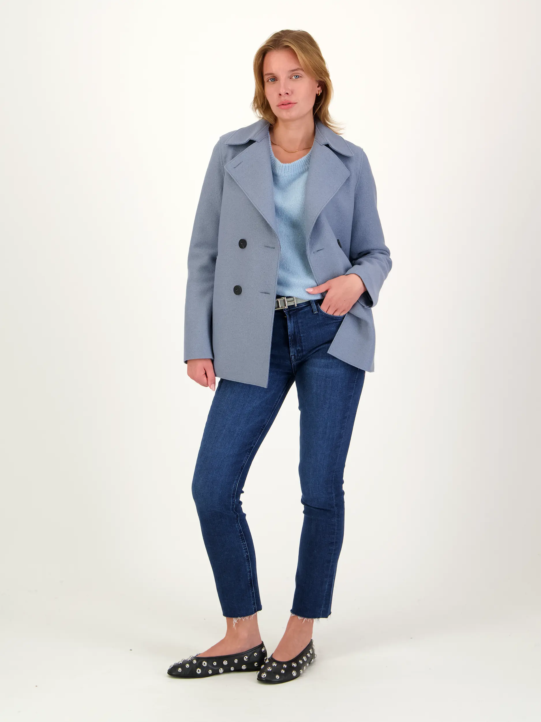 Cabanjacke aus Wolle - Artikel Teil eines Outfits getragen von einem Modell - Farbe: Blau