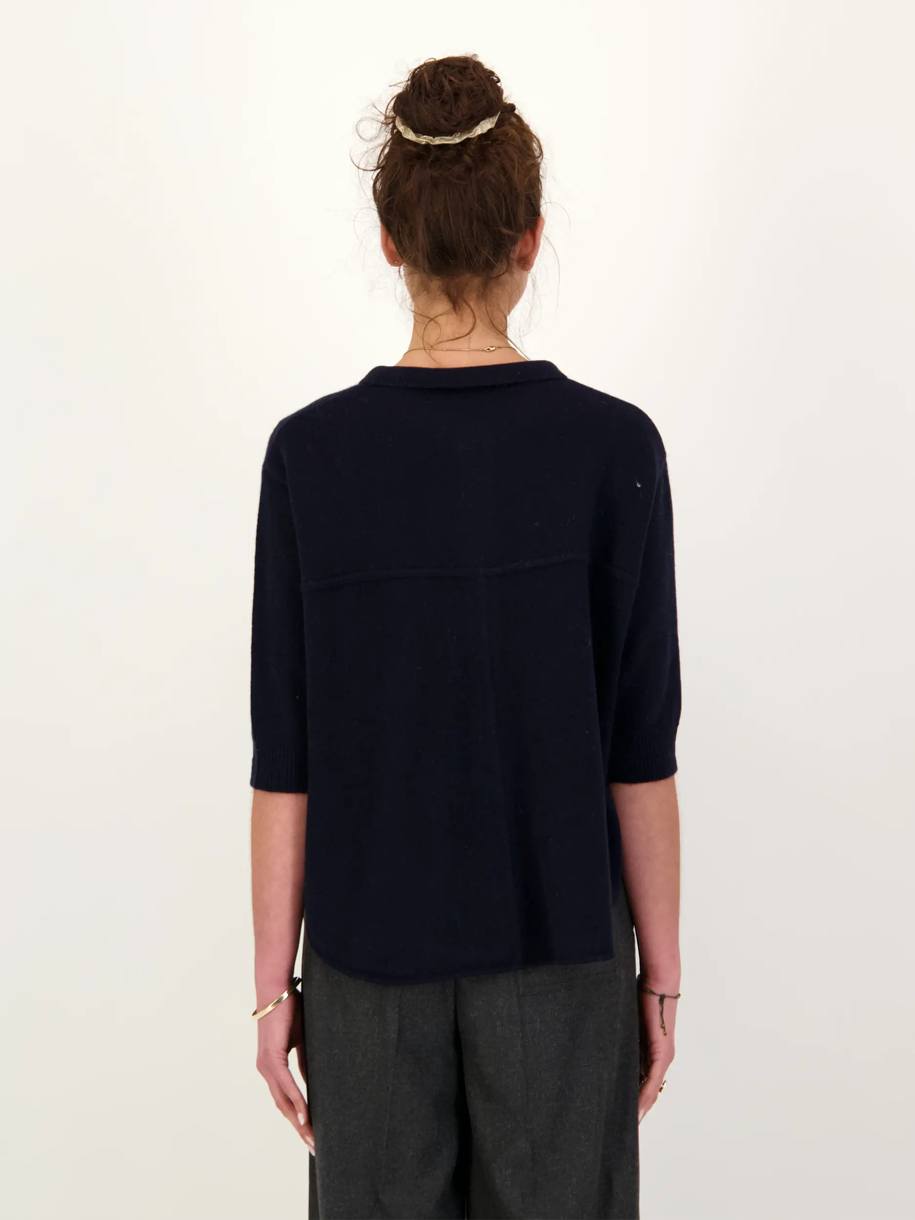 Strickjacke aus Kaschmir Mix - Artikel Rückseite getragen von einem Modell - Farbe: Blau