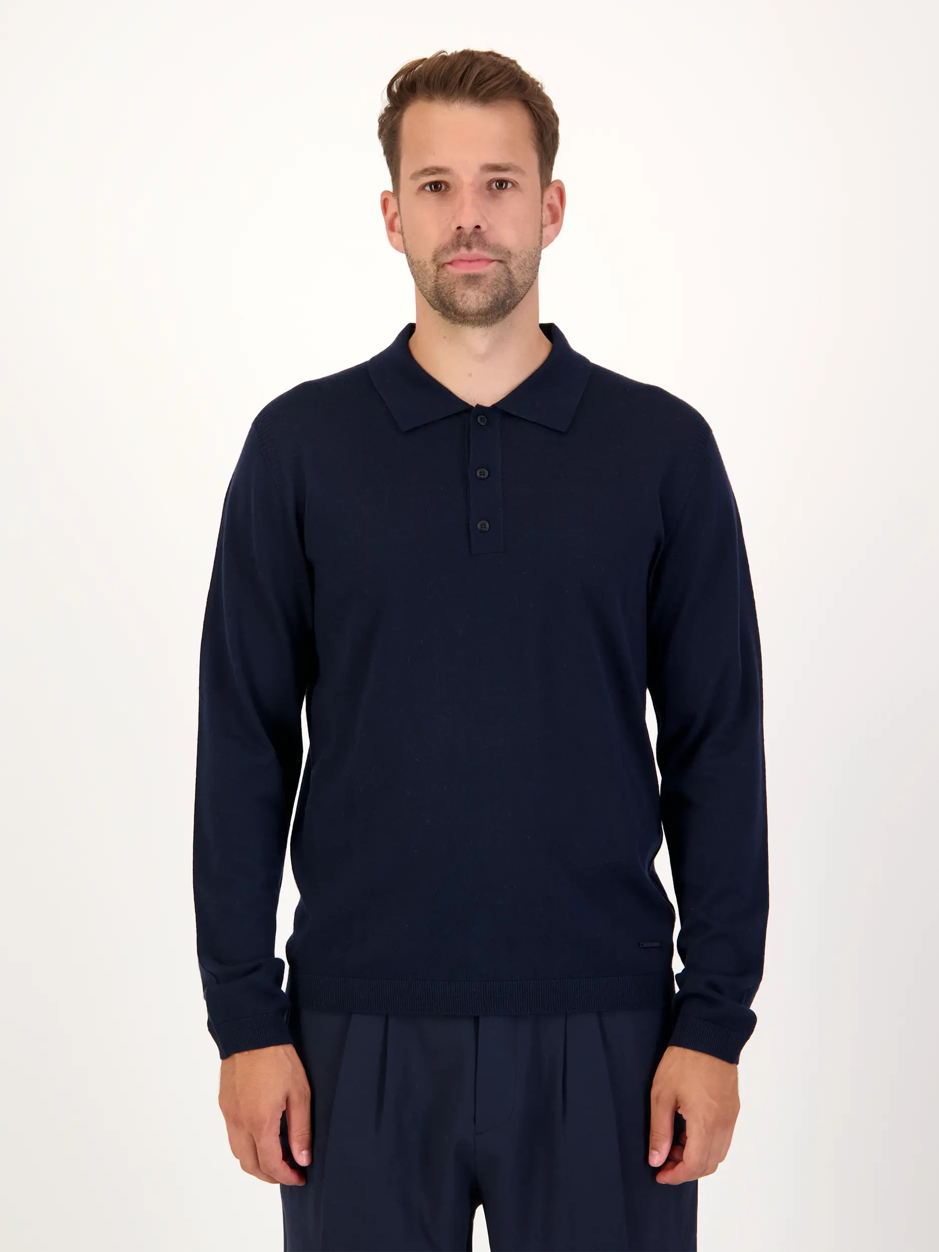 Strickpolo 'Fyon' aus Wolle langarm - Artikel Vorderseite getragen von einem Modell - Farbe: Blau