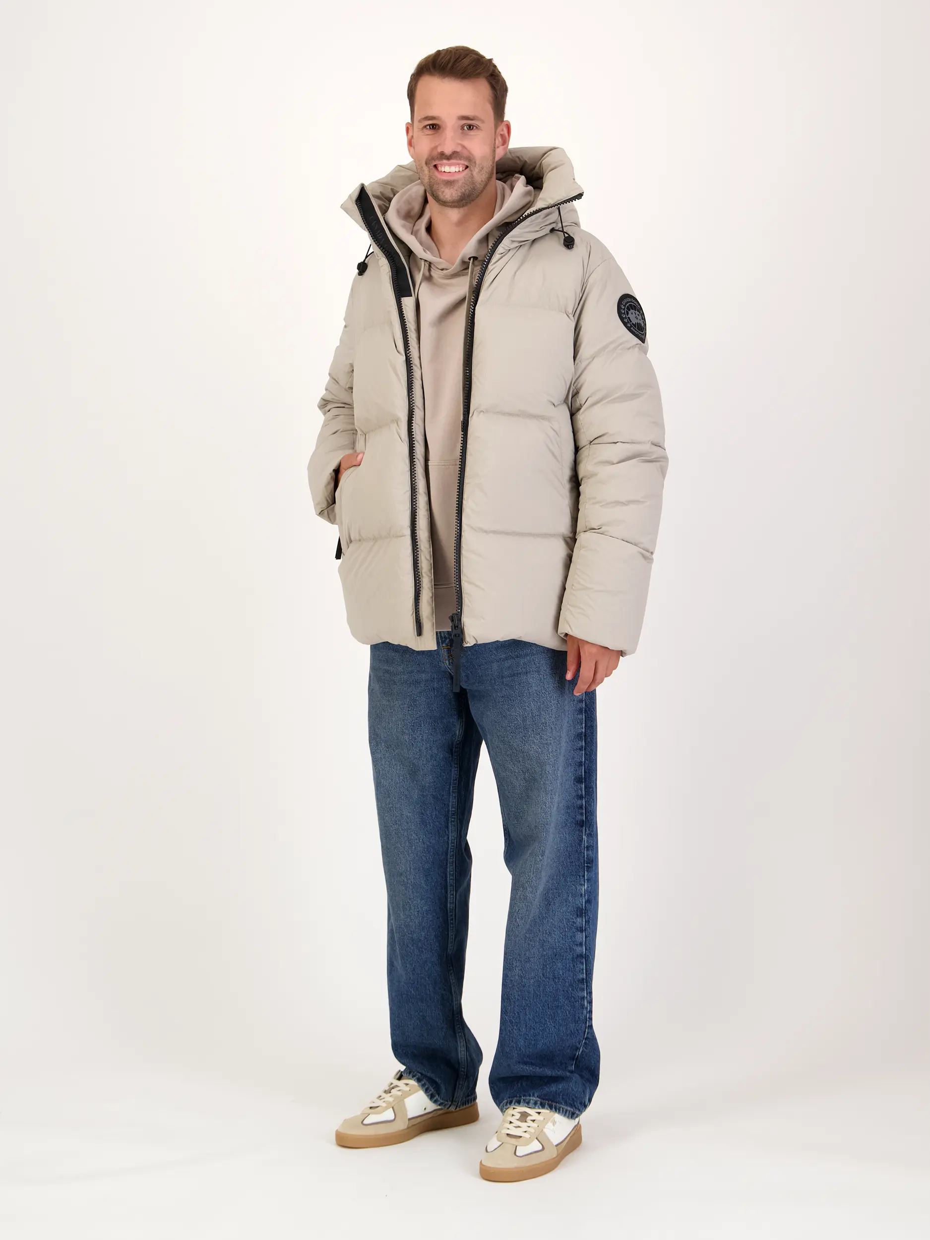 Daunenjacke 'Croftonpuffer' - Artikel Teil eines Outfits getragen von einem Modell - Farbe: Braun