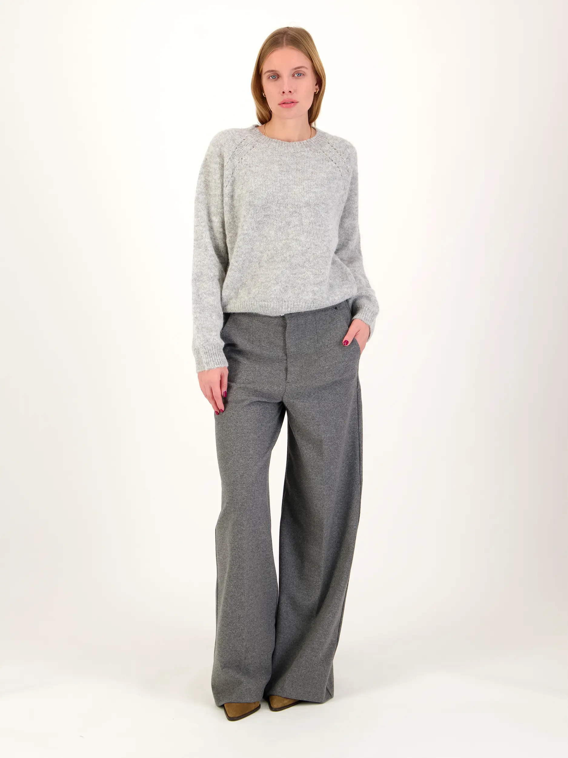 Pullover 'Pemiri' langarm - Artikel Teil eines Outfits getragen von einem Modell - Farbe: Grau