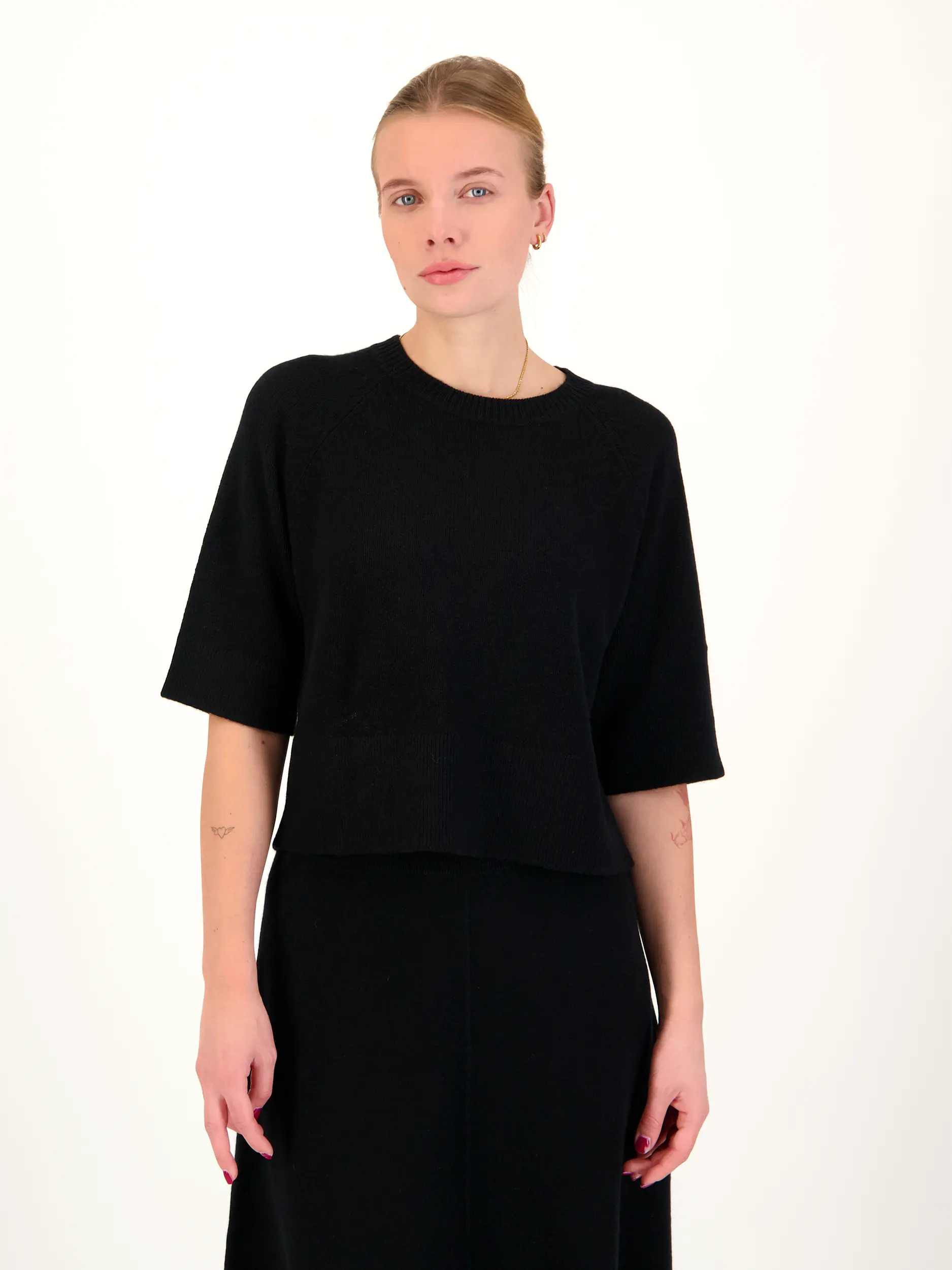 Pullover aus Wolle kurzarm - Artikel Vorderseite getragen von einem Modell - Farbe: Schwarz