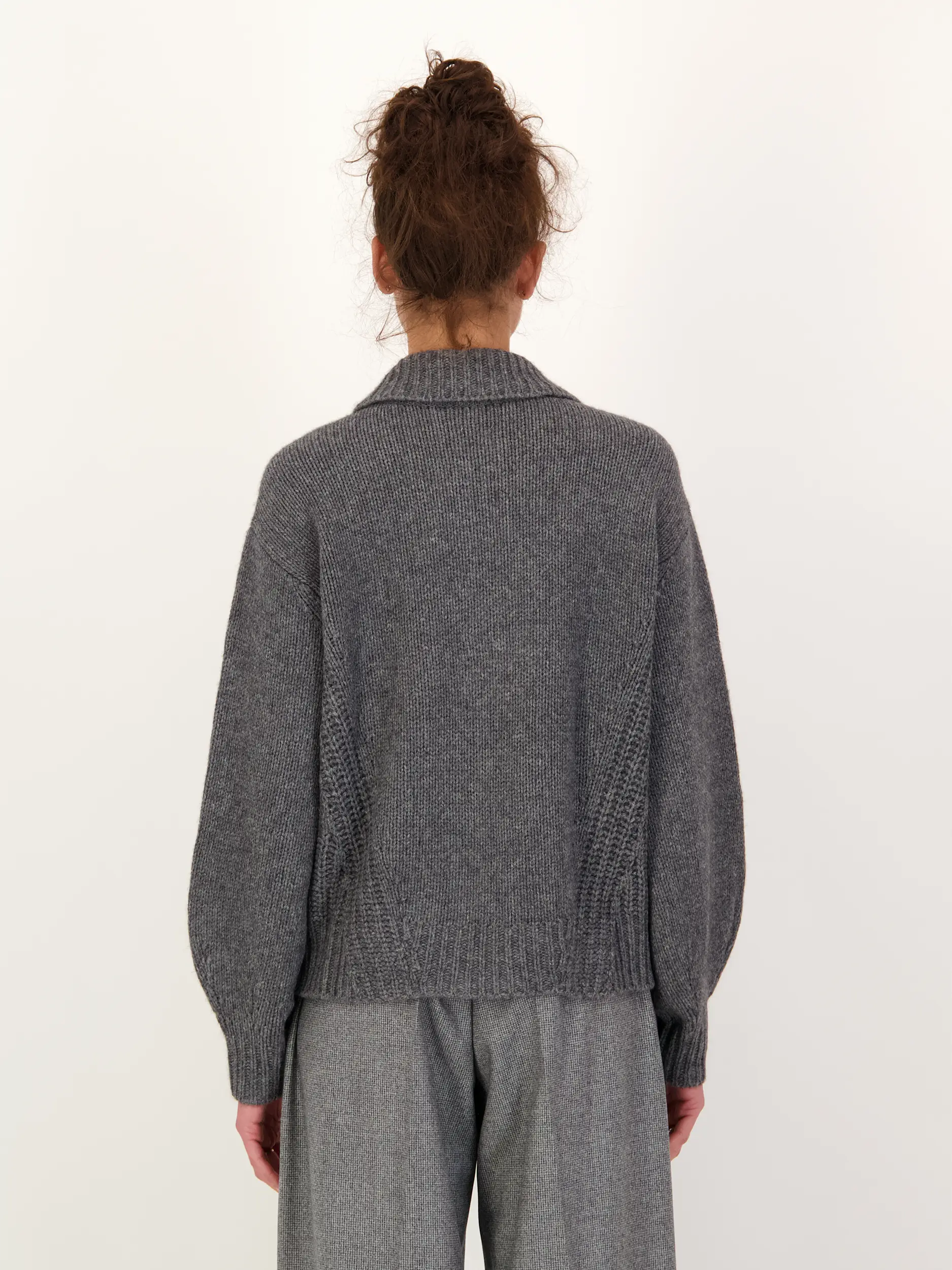 Pullover 'Jojo' - Artikel Rückseite getragen von einem Modell - Farbe: Grau