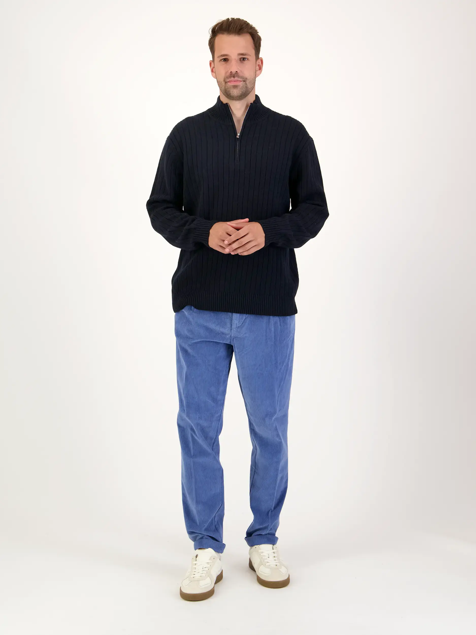 Cordhose 'Joec' - Artikel Teil eines Outfits getragen von einem Modell - Farbe: Blau