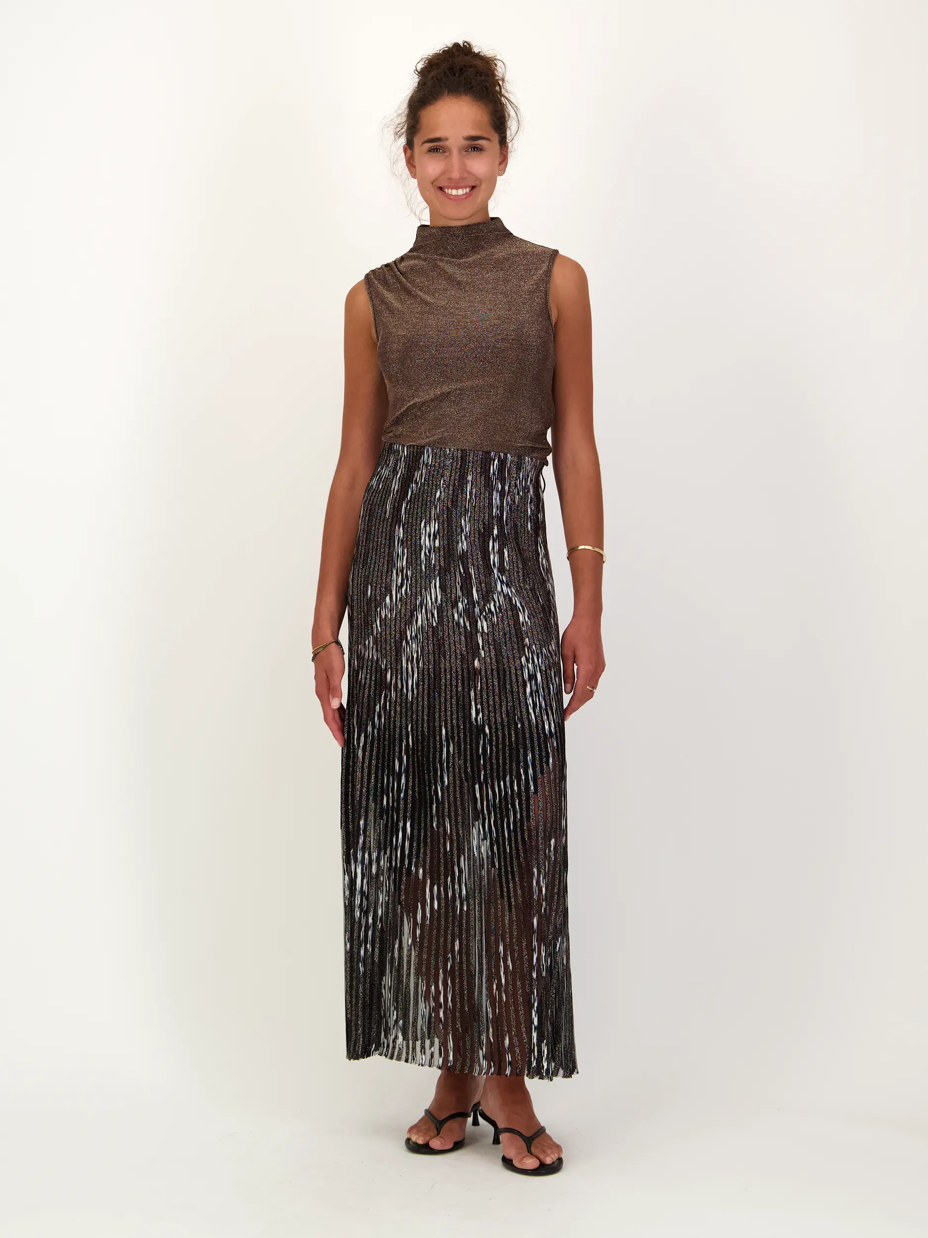 Gemusterter Maxi Glitzerrock - Artikel Teil eines Outfits getragen von einem Modell - Farbe: Braun